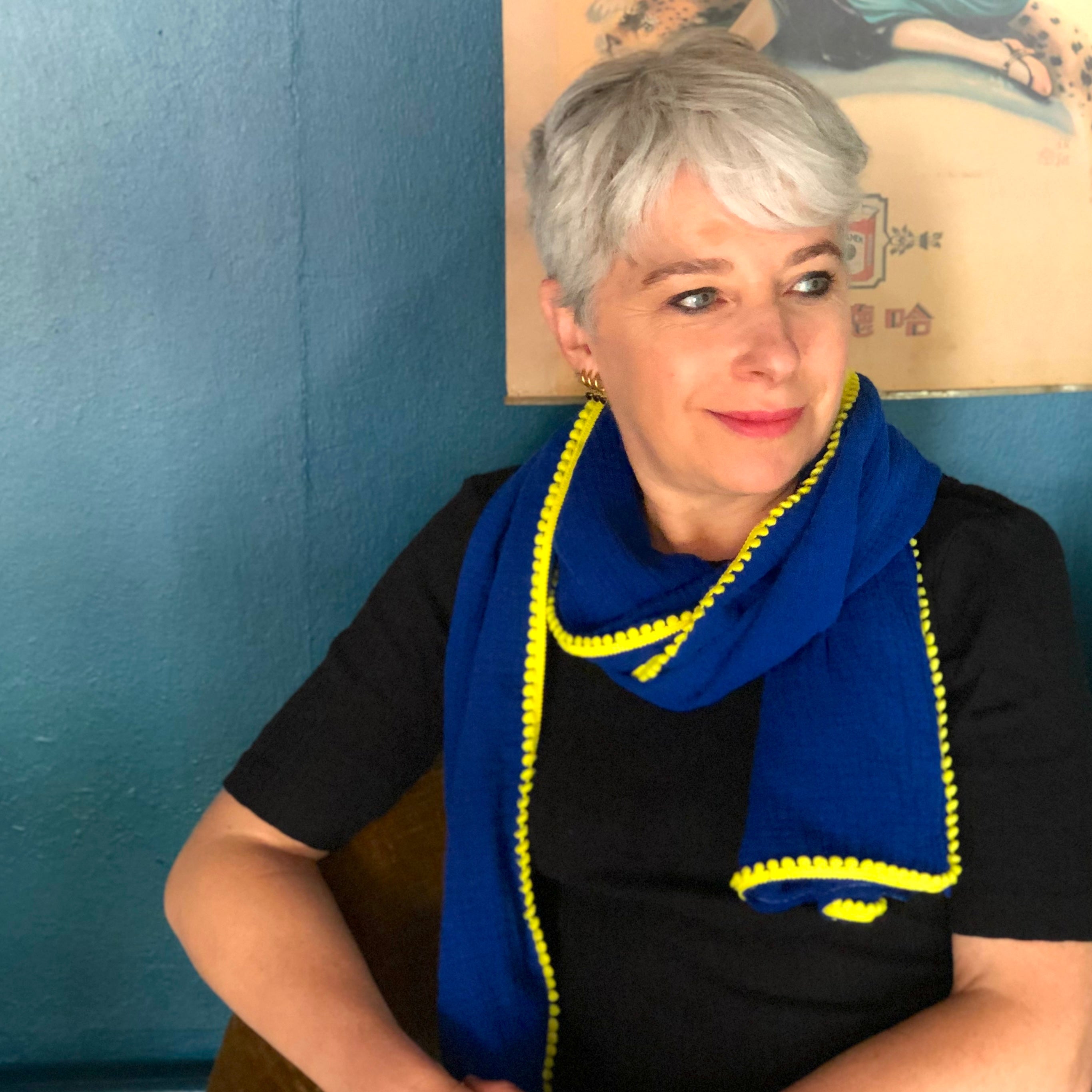 PIOLOU Le foulard Foulard double gaze bleu à pompons jaunes rectangle 175 cm