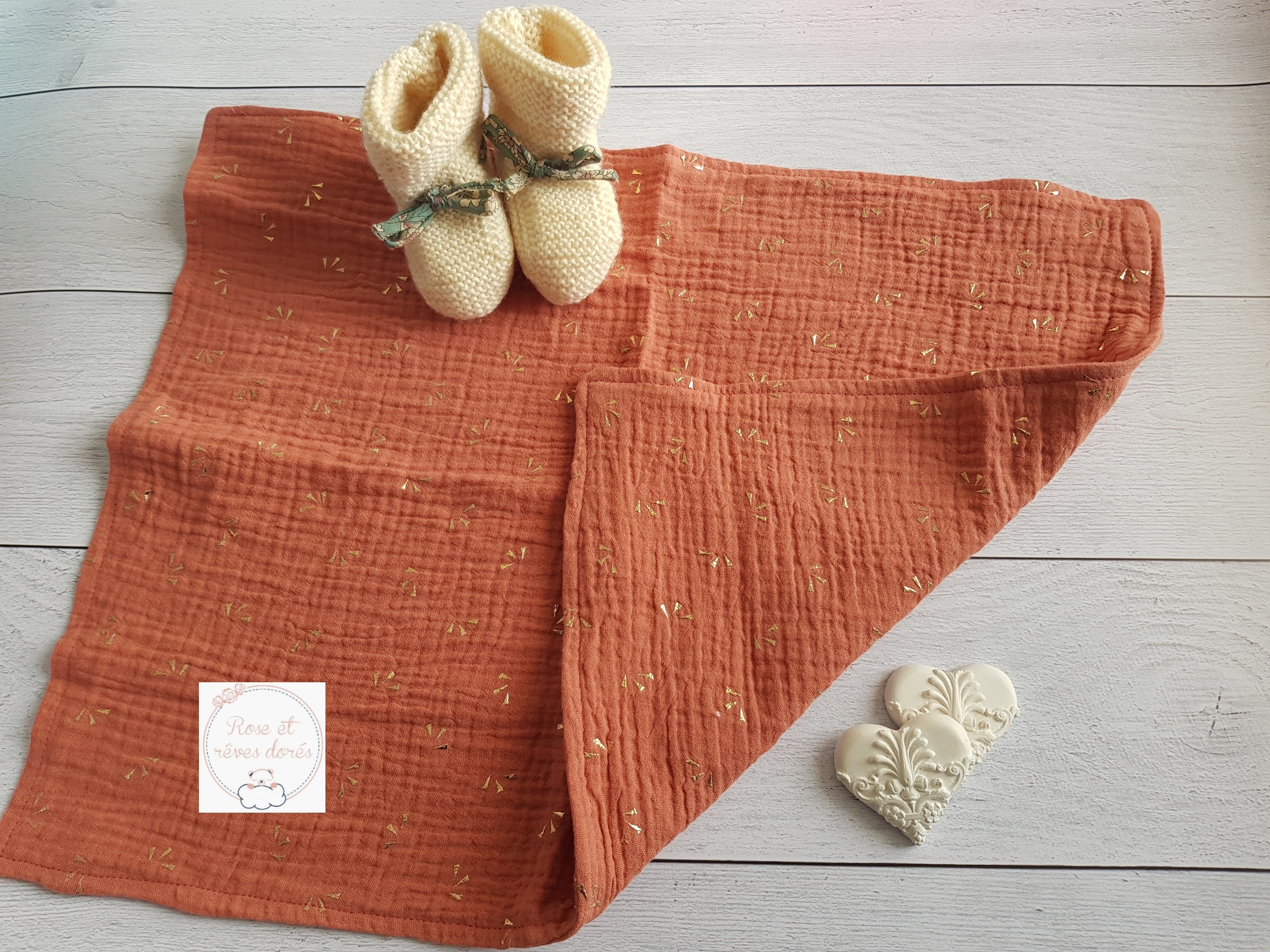 Rose et rêves dorés Créations sur-mesure Lange bébé personnalisé