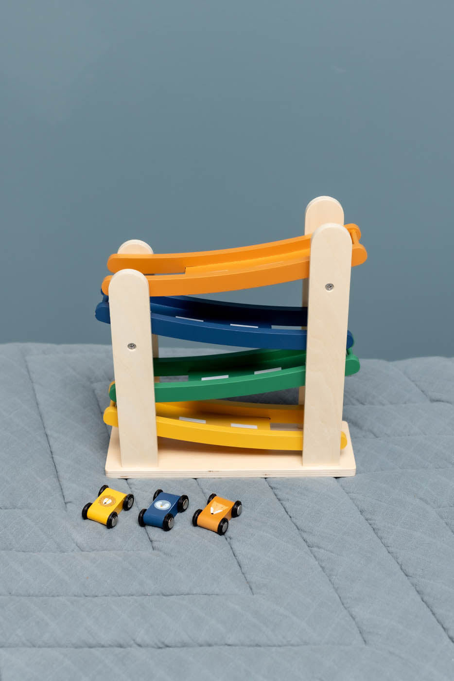 Trixie Baby Jouets à roulettes rampe de course en bois avec 4 voitures