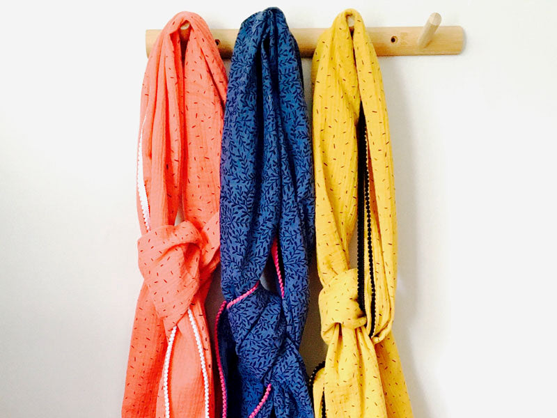 PIOLOU Le foulard Foulard double gaze de coton corail foulard pompons