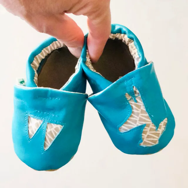 Piolou Les Chaussons en cuir Chaussons bébé en cuir bleu motifs graphiques gris 6-12 mois