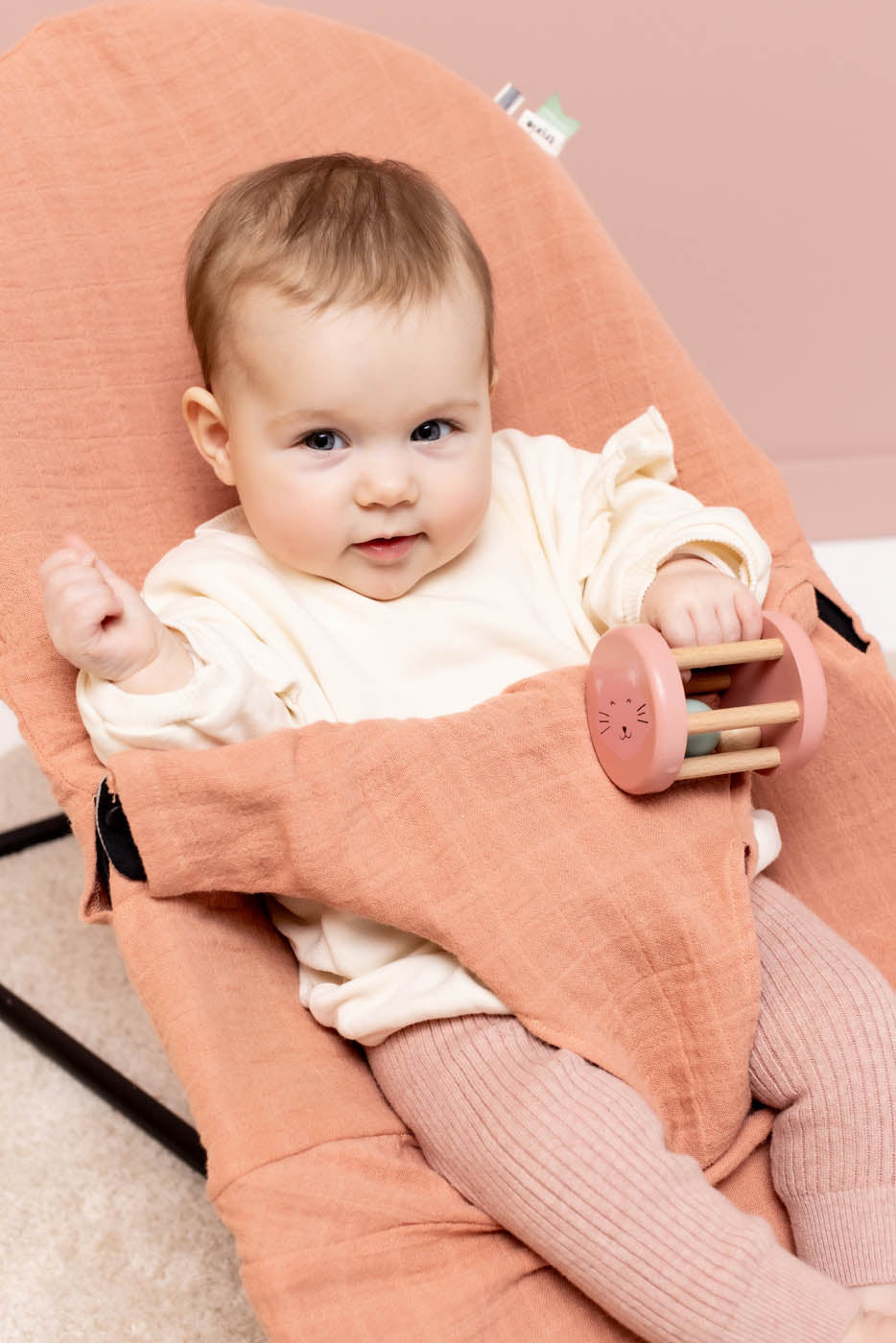 Trixie Baby Premiers jouets Hochet roulant en bois Mrs. Cat