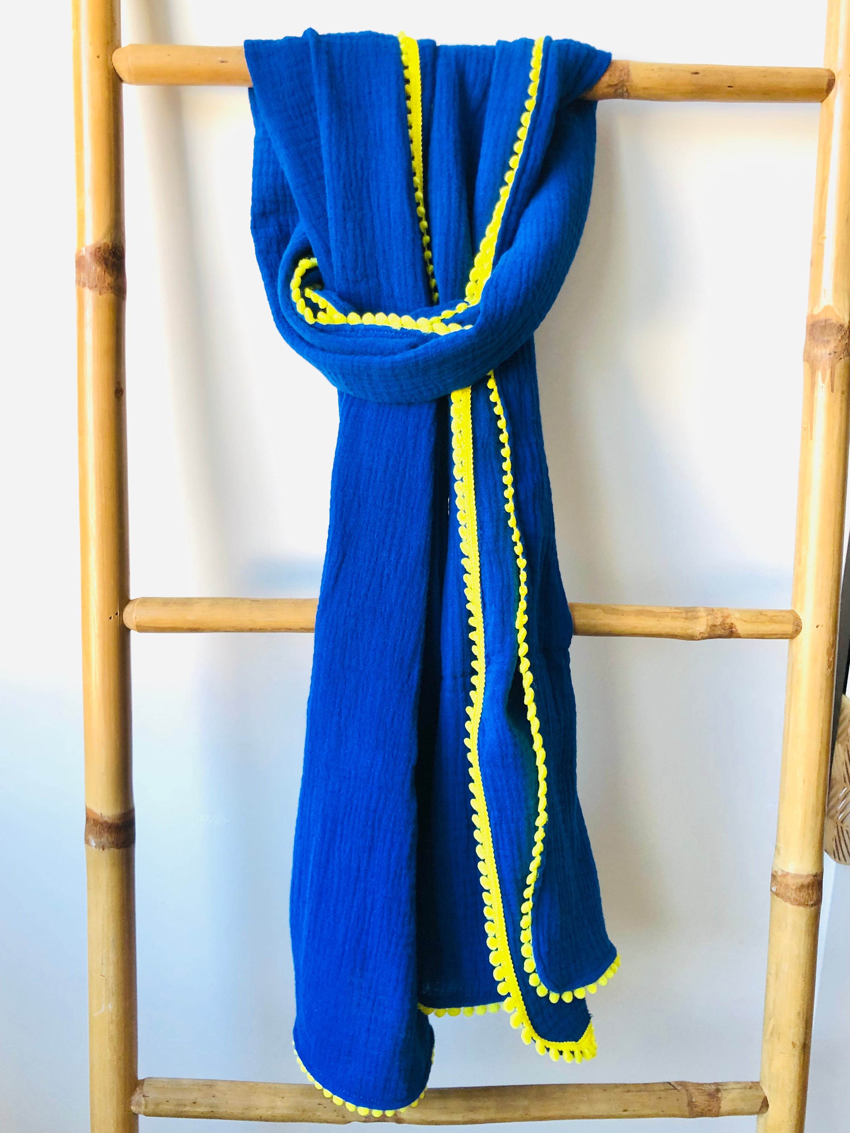 PIOLOU Le foulard Foulard double gaze bleu à pompons jaunes rectangle 175 cm
