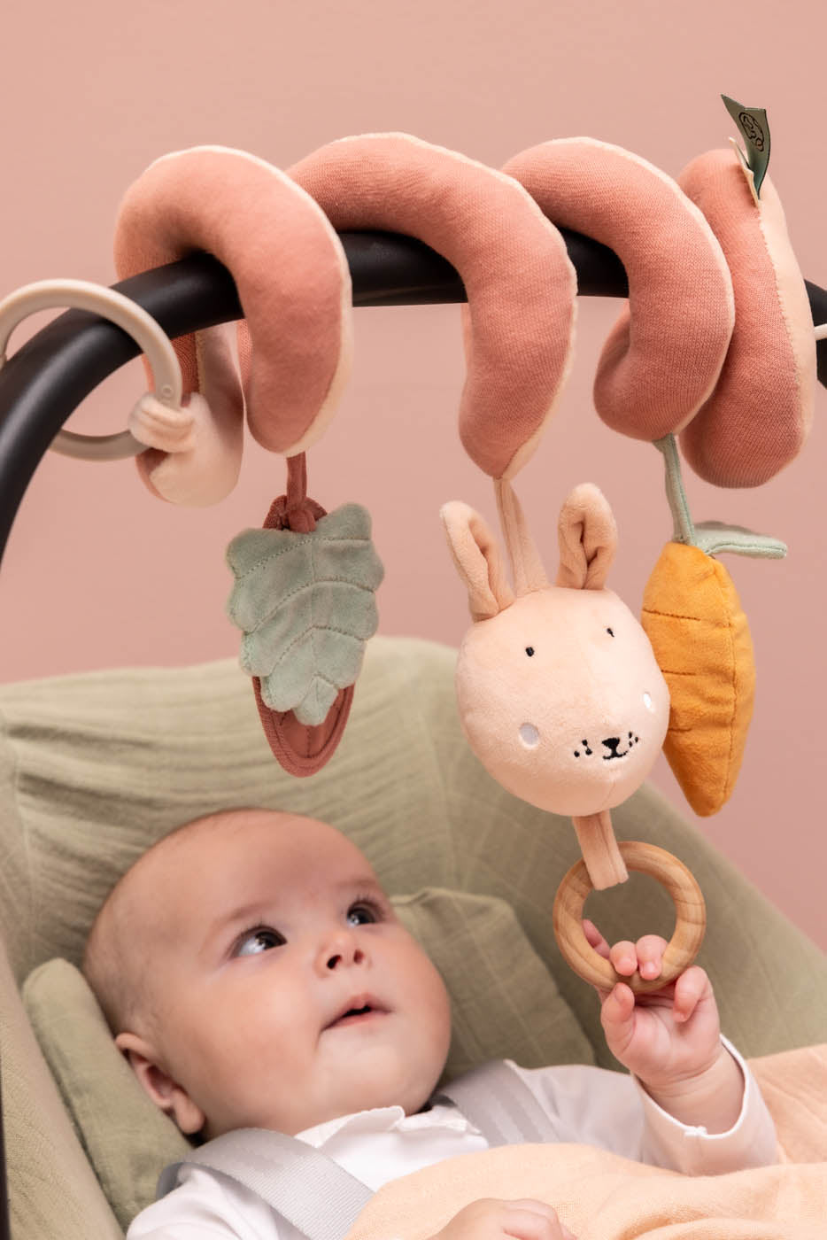 Trixie Baby Jouets d'activités Spirale d’activités Mrs. Rabbit pour sorties