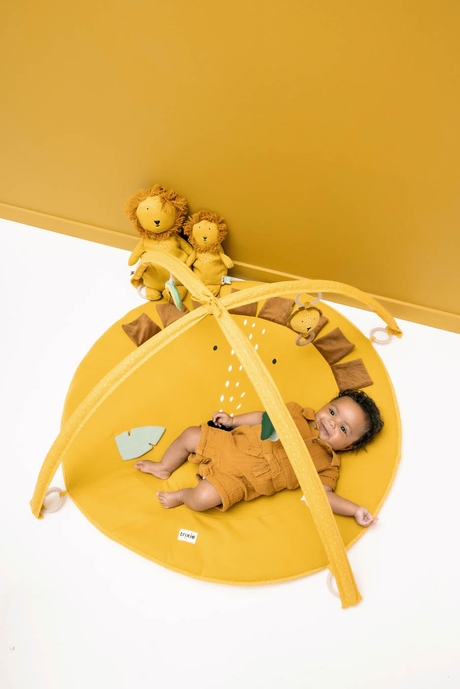 Trixie Baby Tapis d'éveil tapis de jeux avec arches Mr. Lion sensoriel
