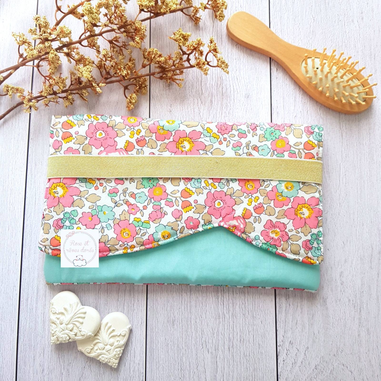 Rose et rêves dorés Créations sur-mesure Pochette pour carnet de santé personnalisable