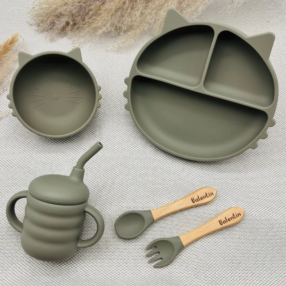 Baby-Crea Coffret repas bébé assiette chat vert olive avec bol tasse couverts