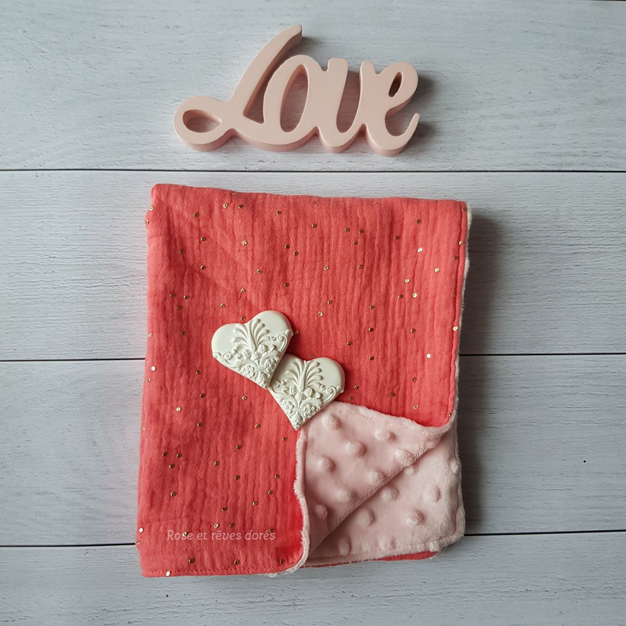 Rose et rêves dorés Créations sur-mesure Lange bébé personnalisé