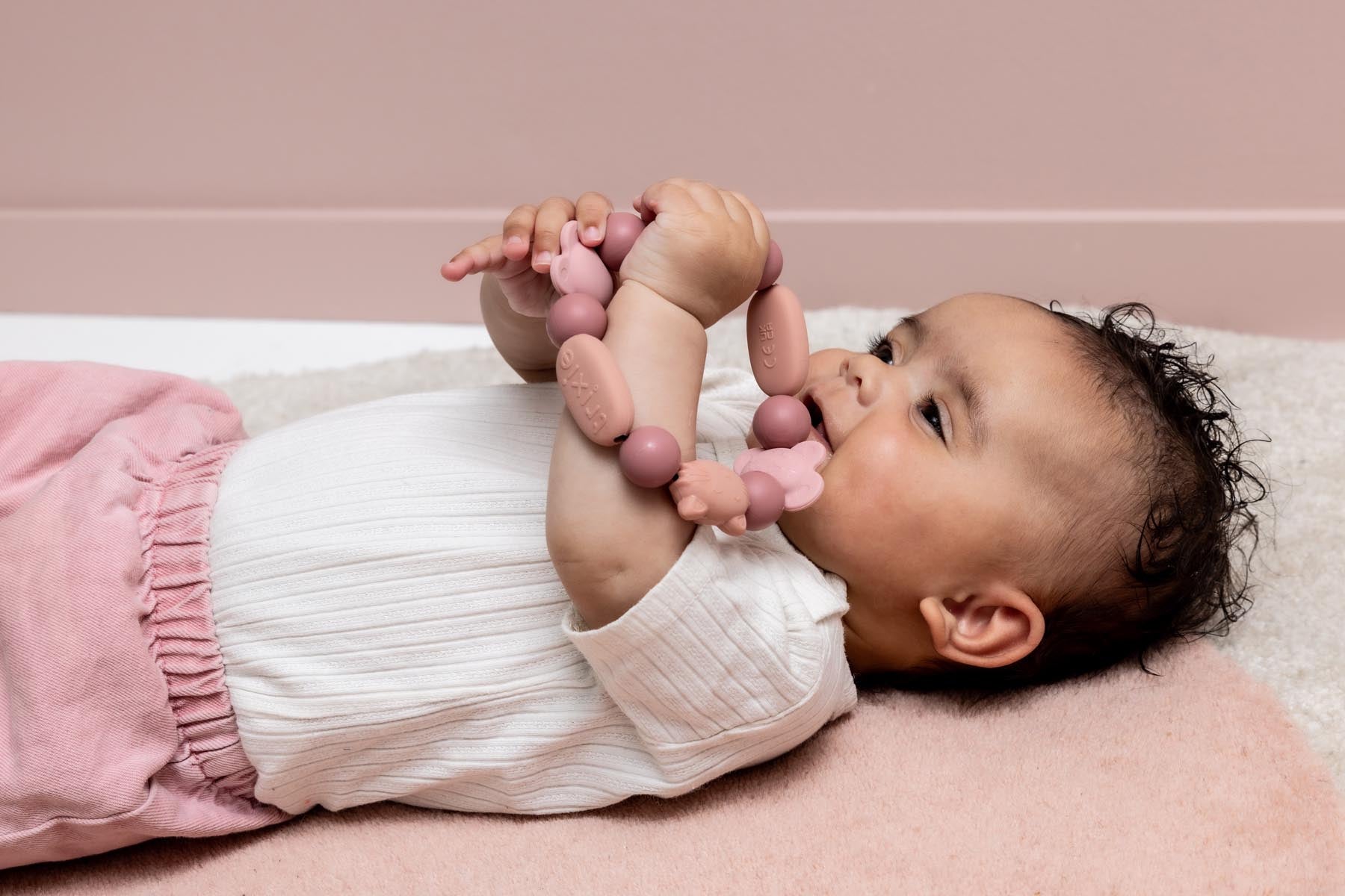 Trixie Baby Premiers jouets Bracelet de dentition Mrs. Cat & Mrs. Butterfly en silicone