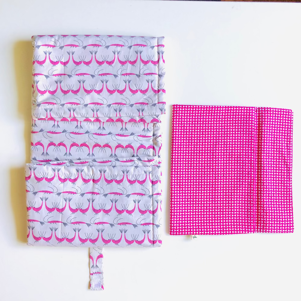 PIOLOU Le Tapis à langer nomade Tapis à langer rose crevettes 50 x 70 cm