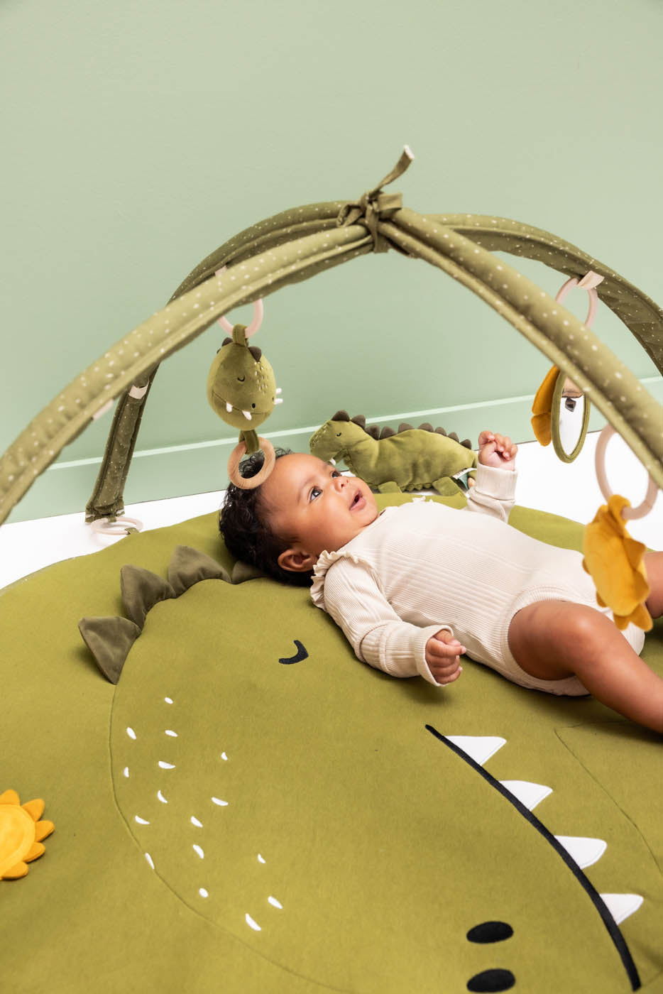 Trixie Baby Tapis d'éveil Tapis de jeux avec arches Mr. Dino, jouets sensoriels
