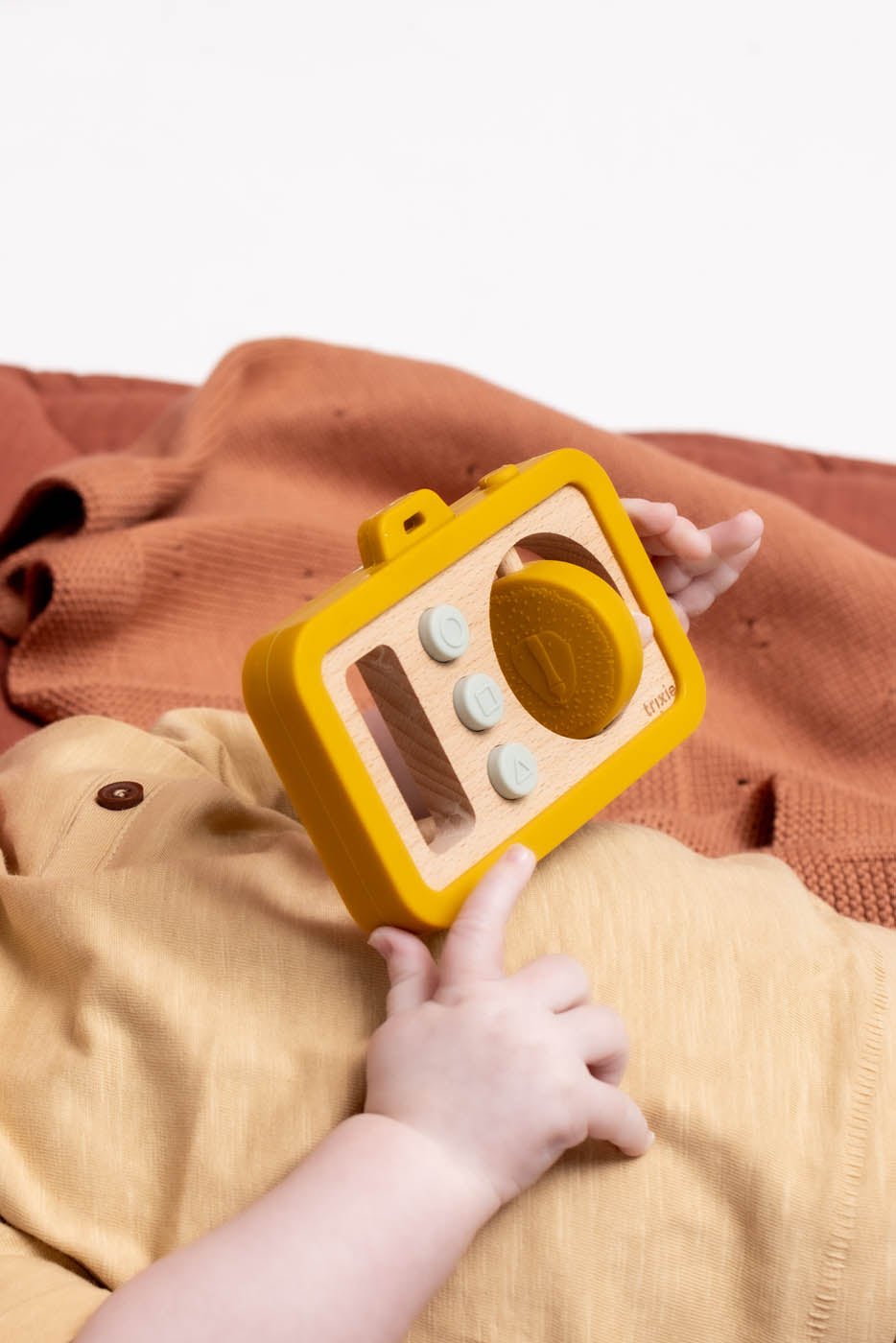 Trixie Baby Premiers jouets Appareil photo Mr. Lion en silicone et bois