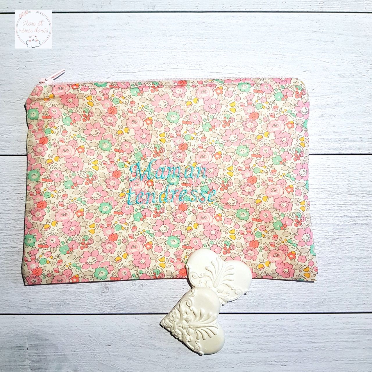 Rose et rêves dorés Pochette Liberty brodée Maman tendresse