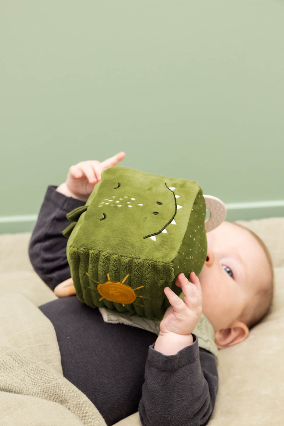 Trixie Baby Jouets d’activités Cube d’activités Mr. Dino pour bébé