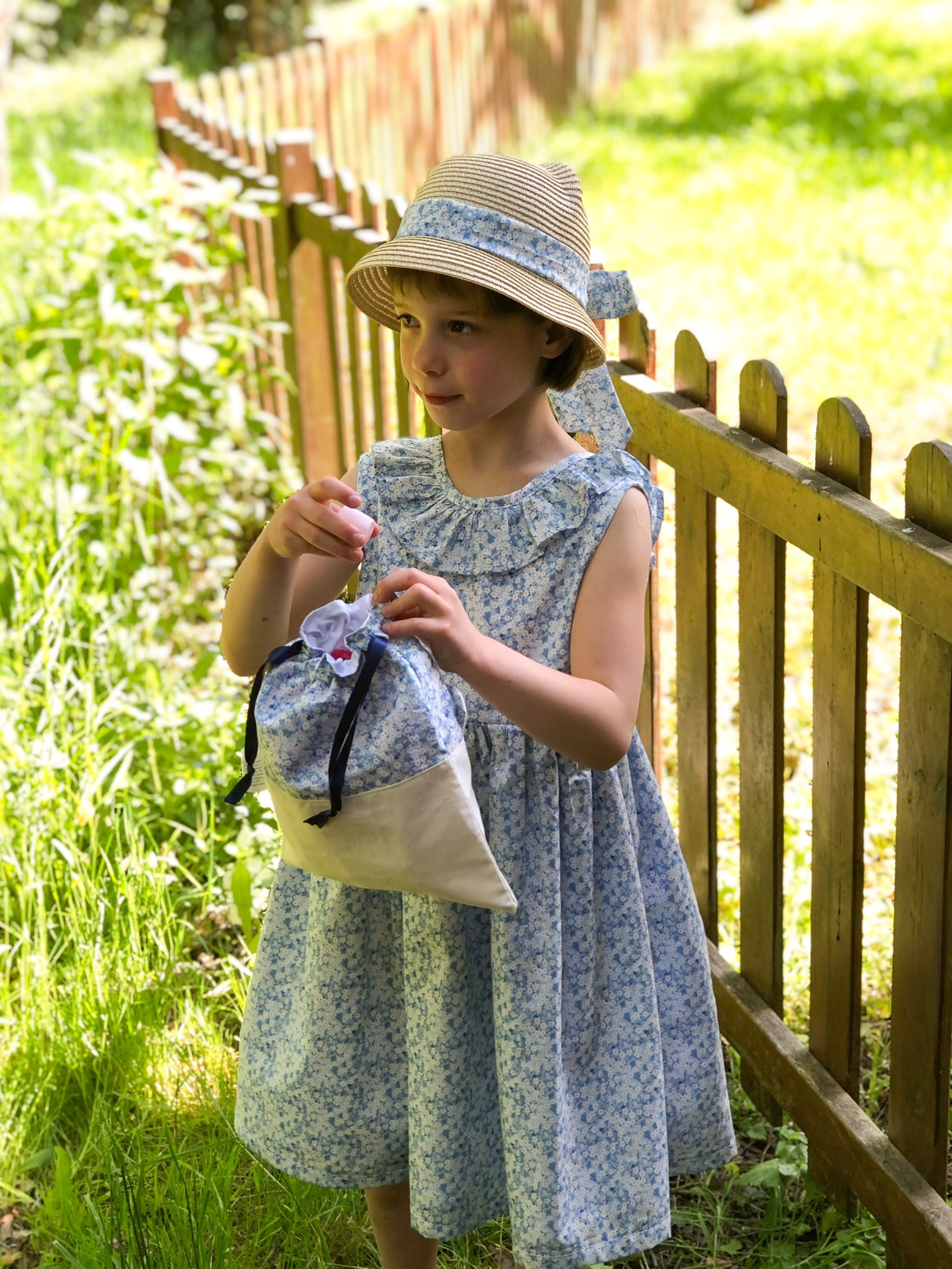 Rose et rêves dorés Coffrets cadeaux Collection goûter au jardin – duo bleu robe et pochon