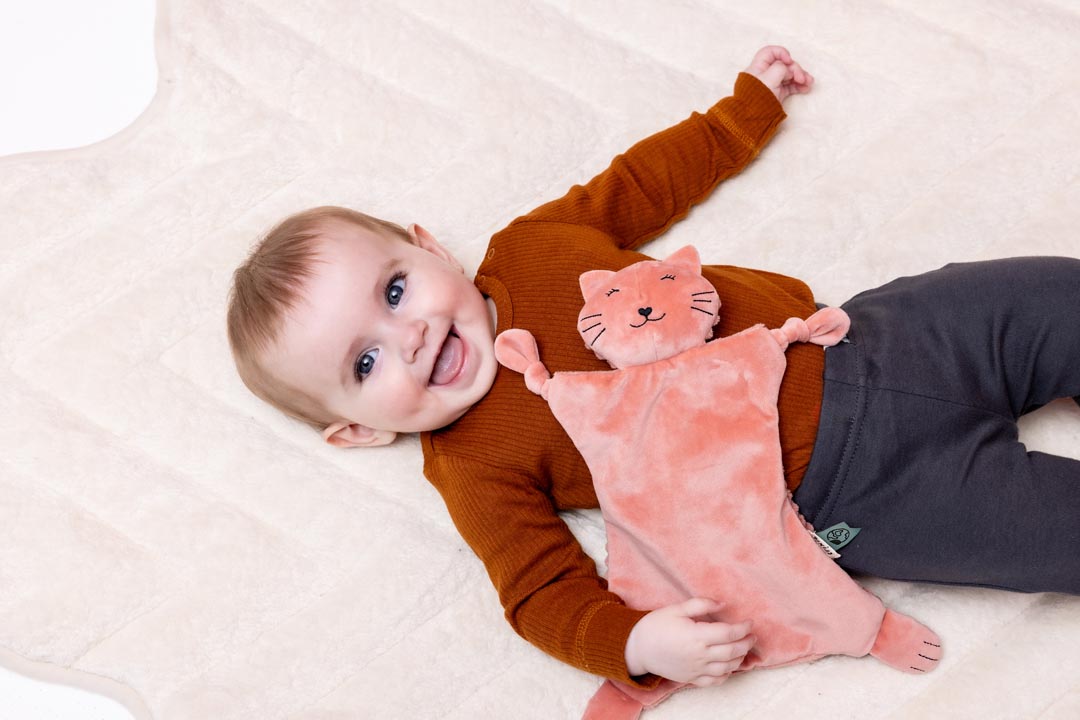 Trixie Baby Premiers jouets Mrs. Cat doudou attache-tétine