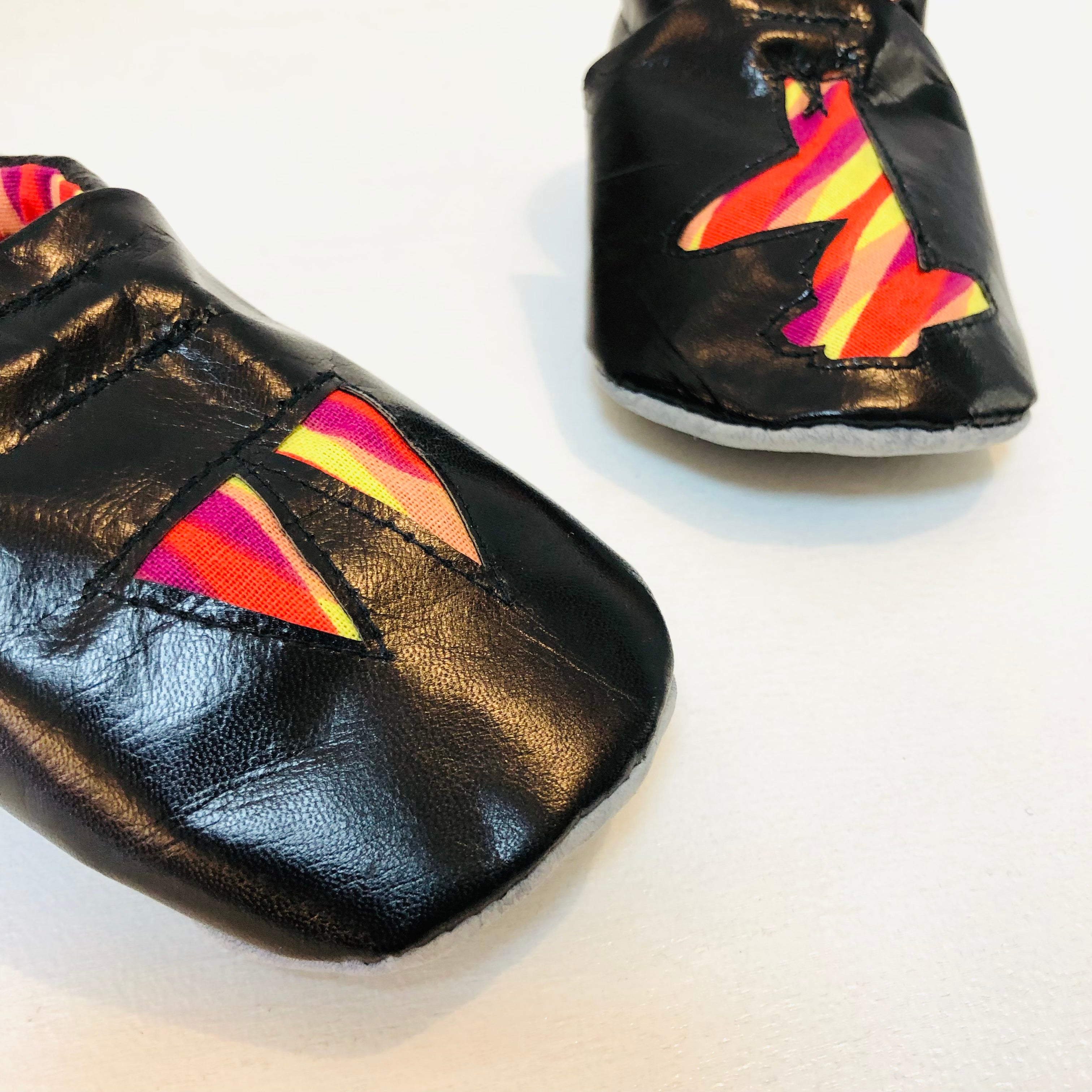 PIOLOU Les Chaussons en cuir Chaussons bébé noir motifs graphiques