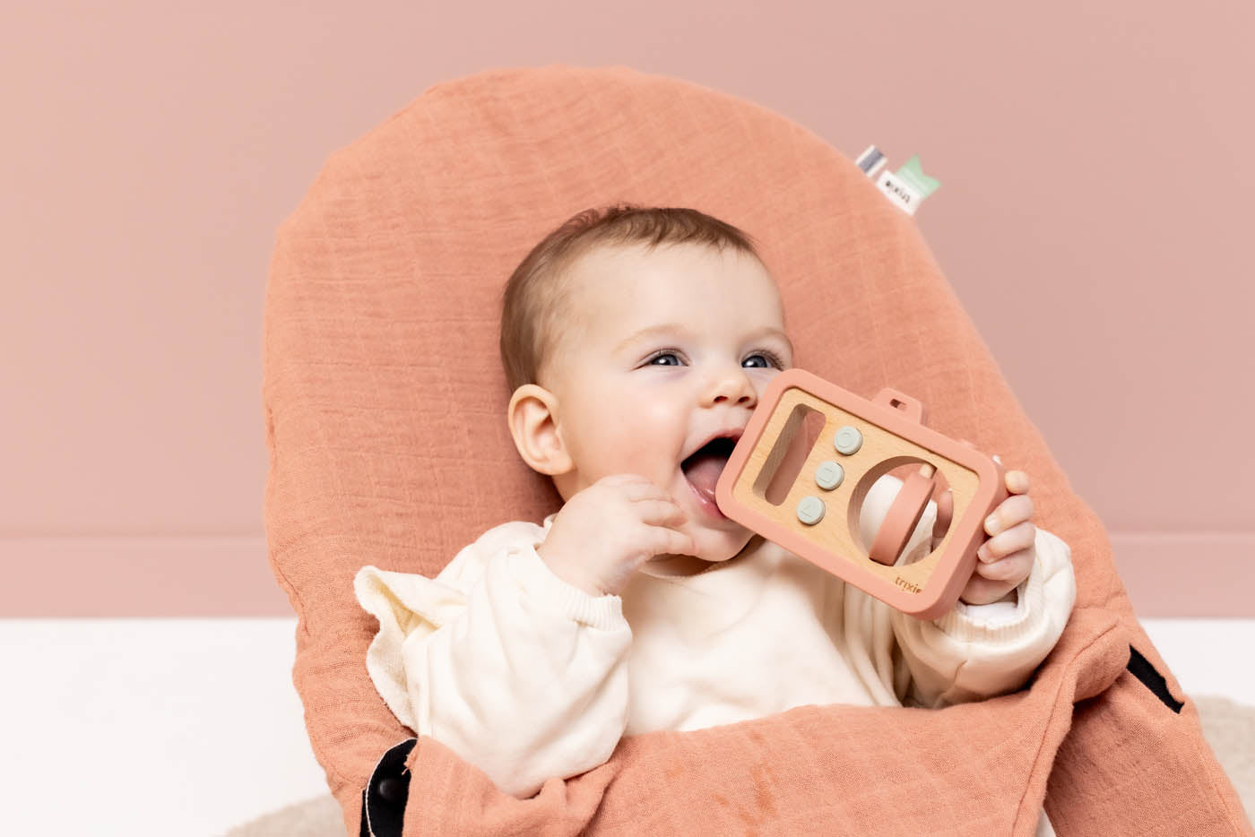 Trixie Baby Premiers jouets Mrs. Cat appareil photo bébé en silicone et bois