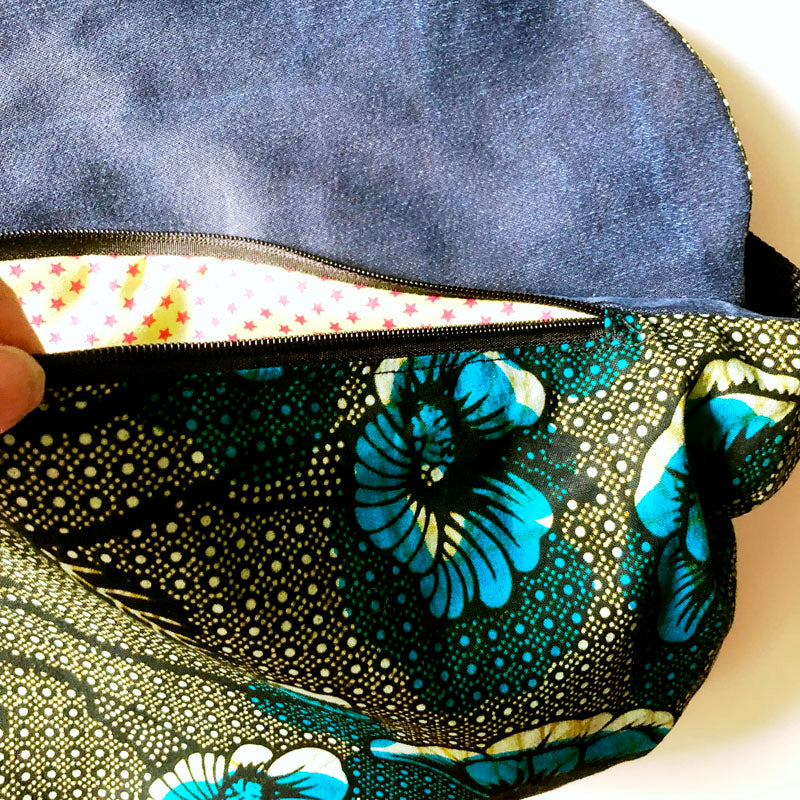Piolou Le Sac Banane La banane wax fleurs bleues sac banane PM