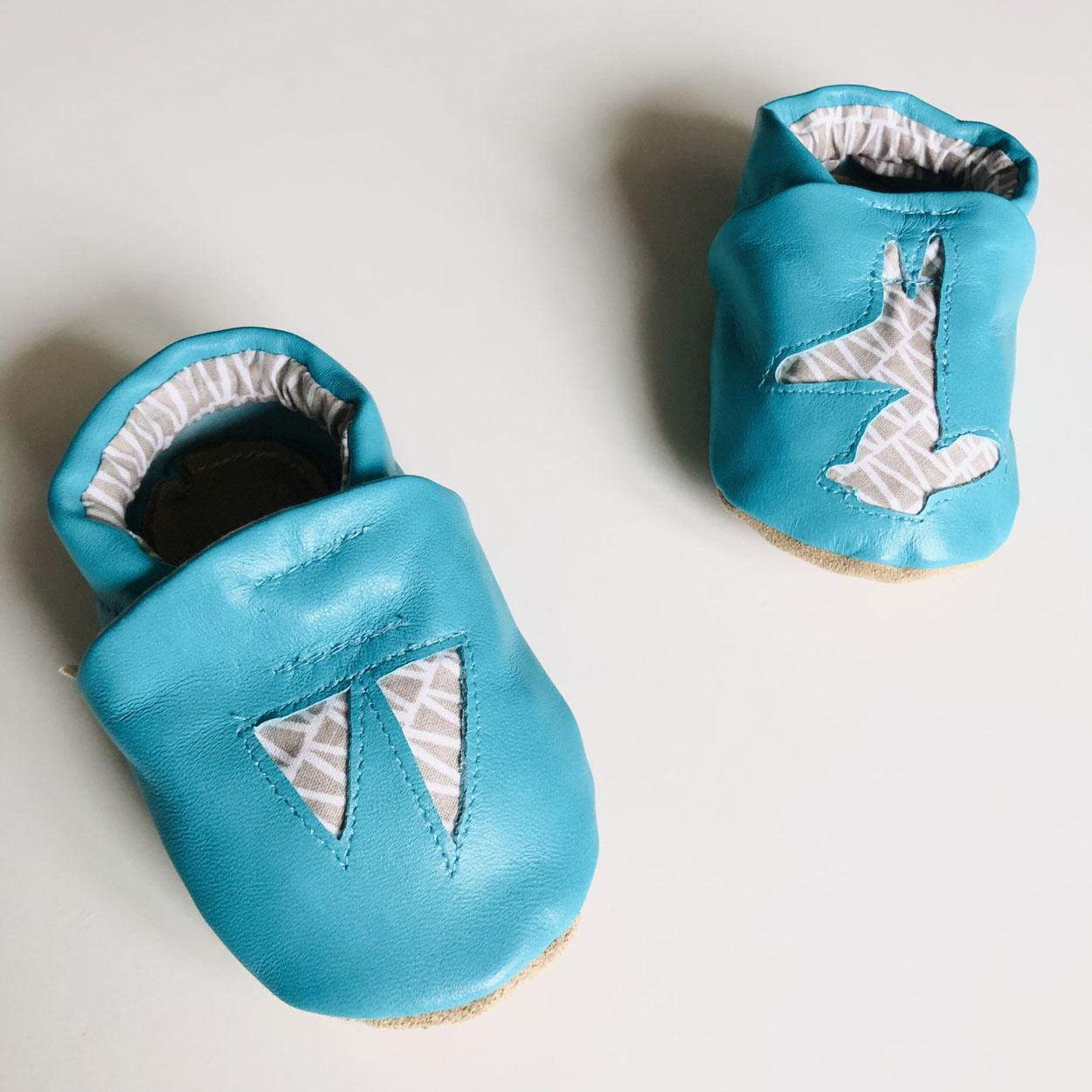 Piolou Les Chaussons en cuir Chaussons bébé en cuir bleu motifs graphiques gris 6-12 mois