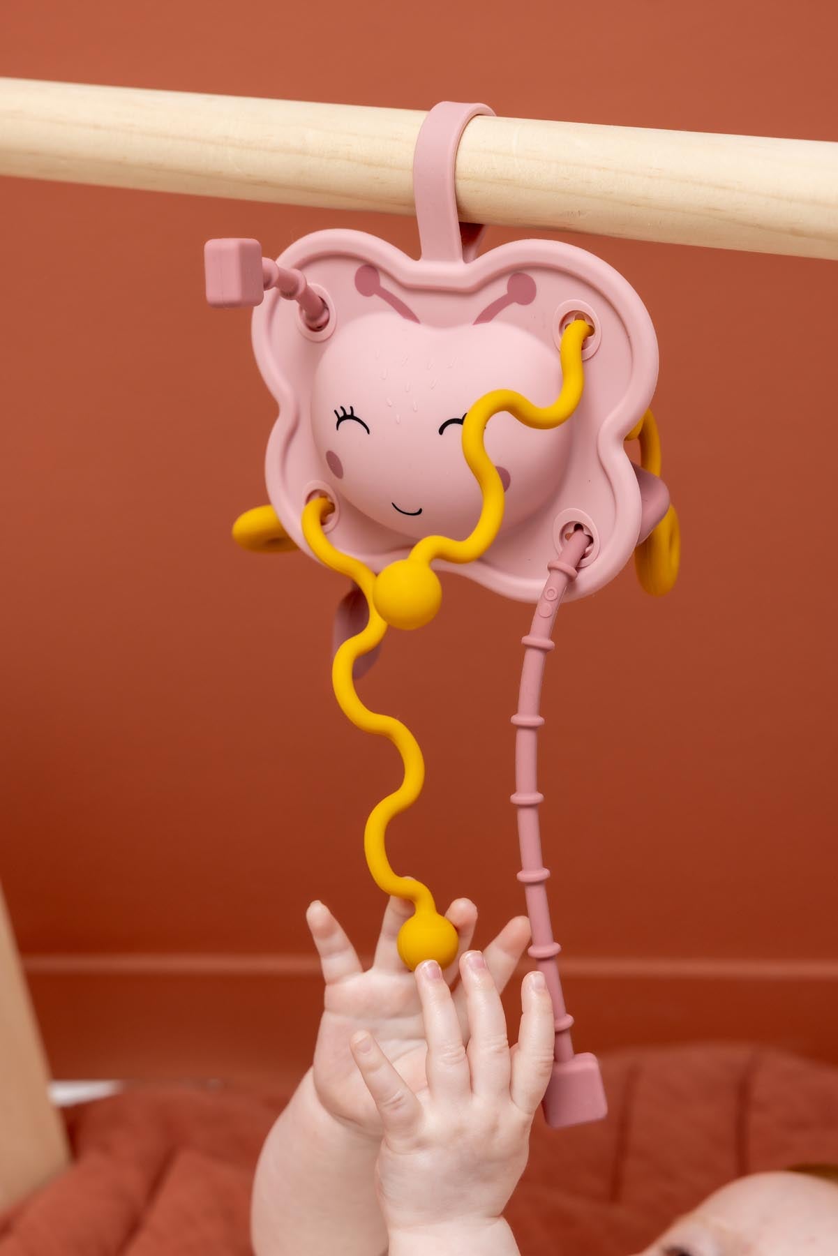 Trixie Baby Jouets sensoriels Jouet sensoriel à tirer en silicone Mrs. Butterfly à fixer