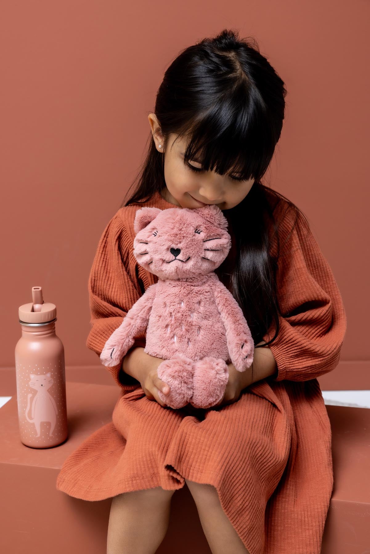 Trixie Baby Premiers jouets Animal en peluche Mrs. Cat peluche recyclée