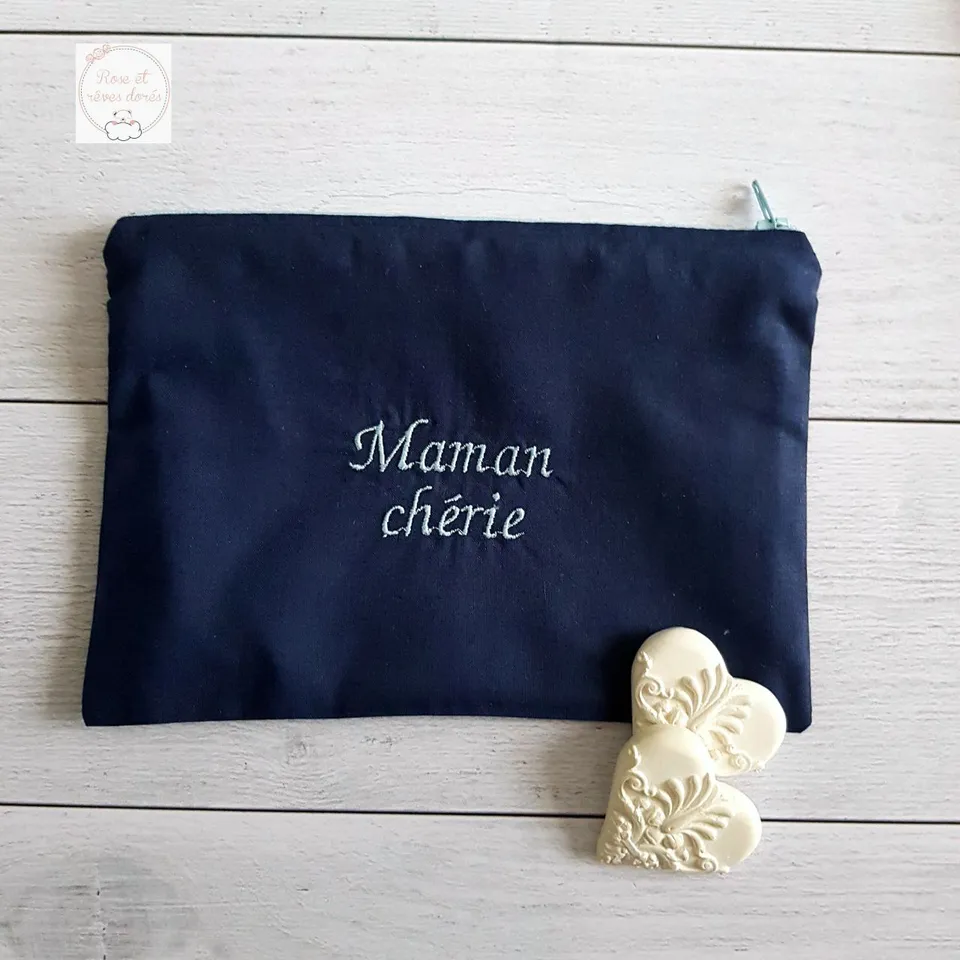Rose et rêves dorés Pochettes et trousses diverses Pochette brodée Maman chérie en coton marine