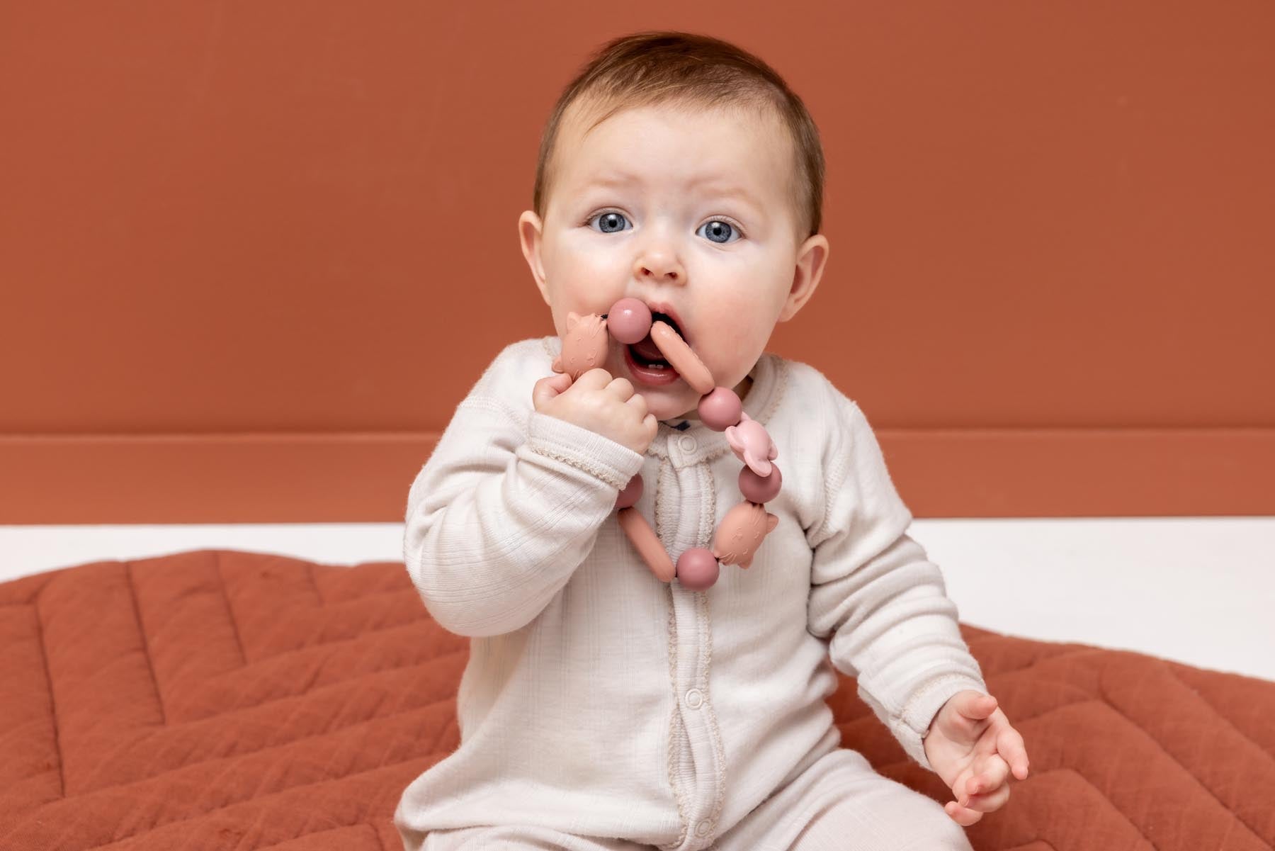 Trixie Baby Premiers jouets Bracelet de dentition Mrs. Cat & Mrs. Butterfly en silicone