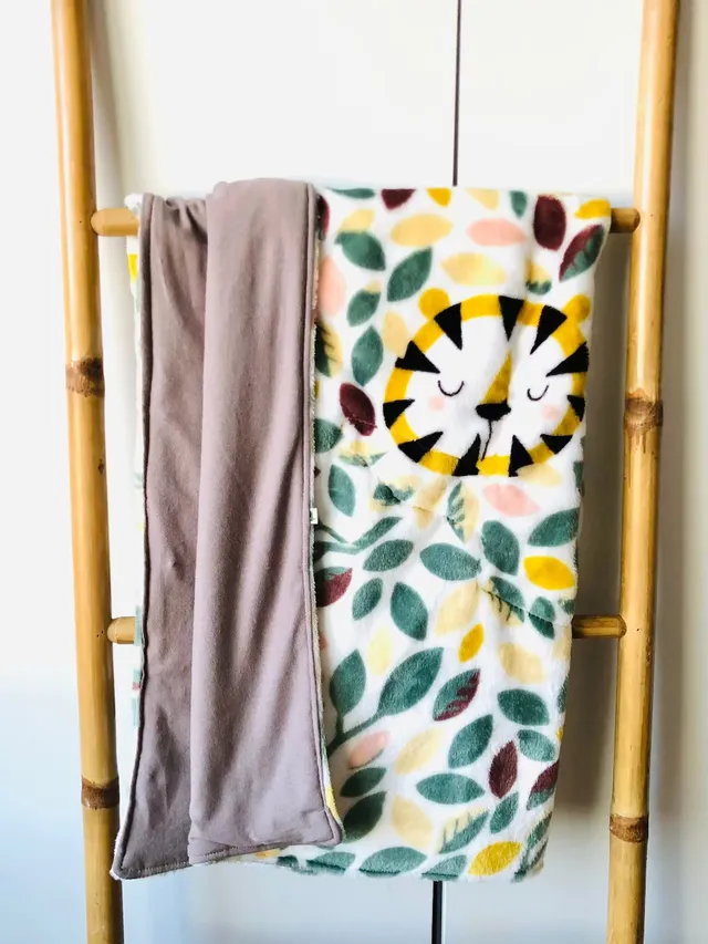 PIOLOU La Couverture Couverture beige à motifs lions 70 x 100 cm coton polyester