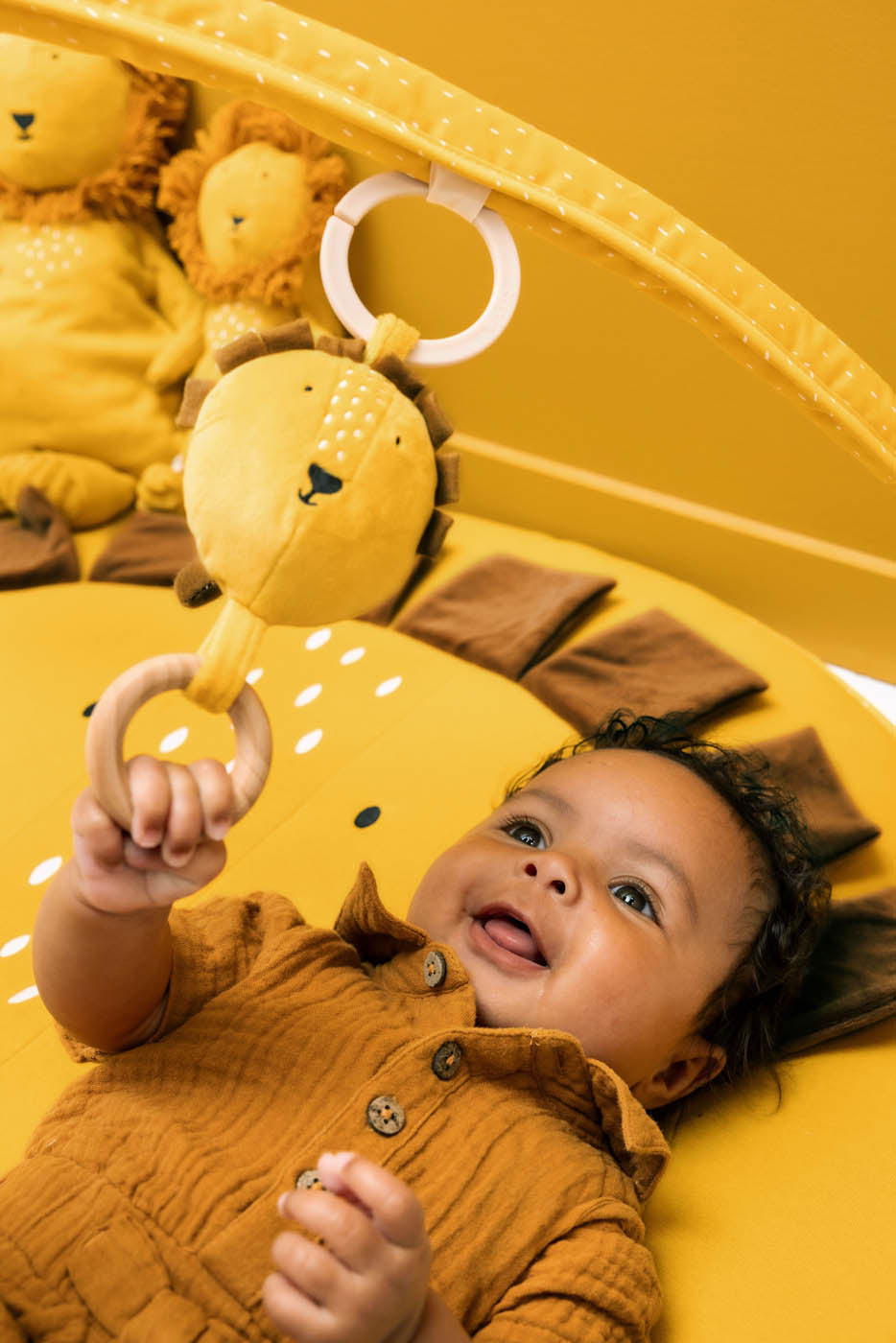 Trixie Baby Tapis d'éveil tapis de jeux avec arches Mr. Lion sensoriel