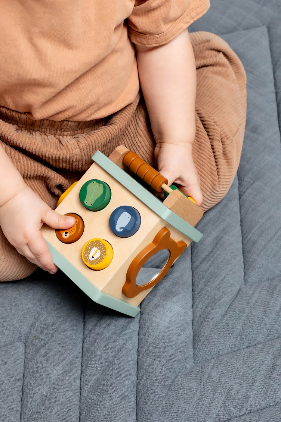 Trixie Baby Jouets d'activités Petit cube d'activité en bois motricité