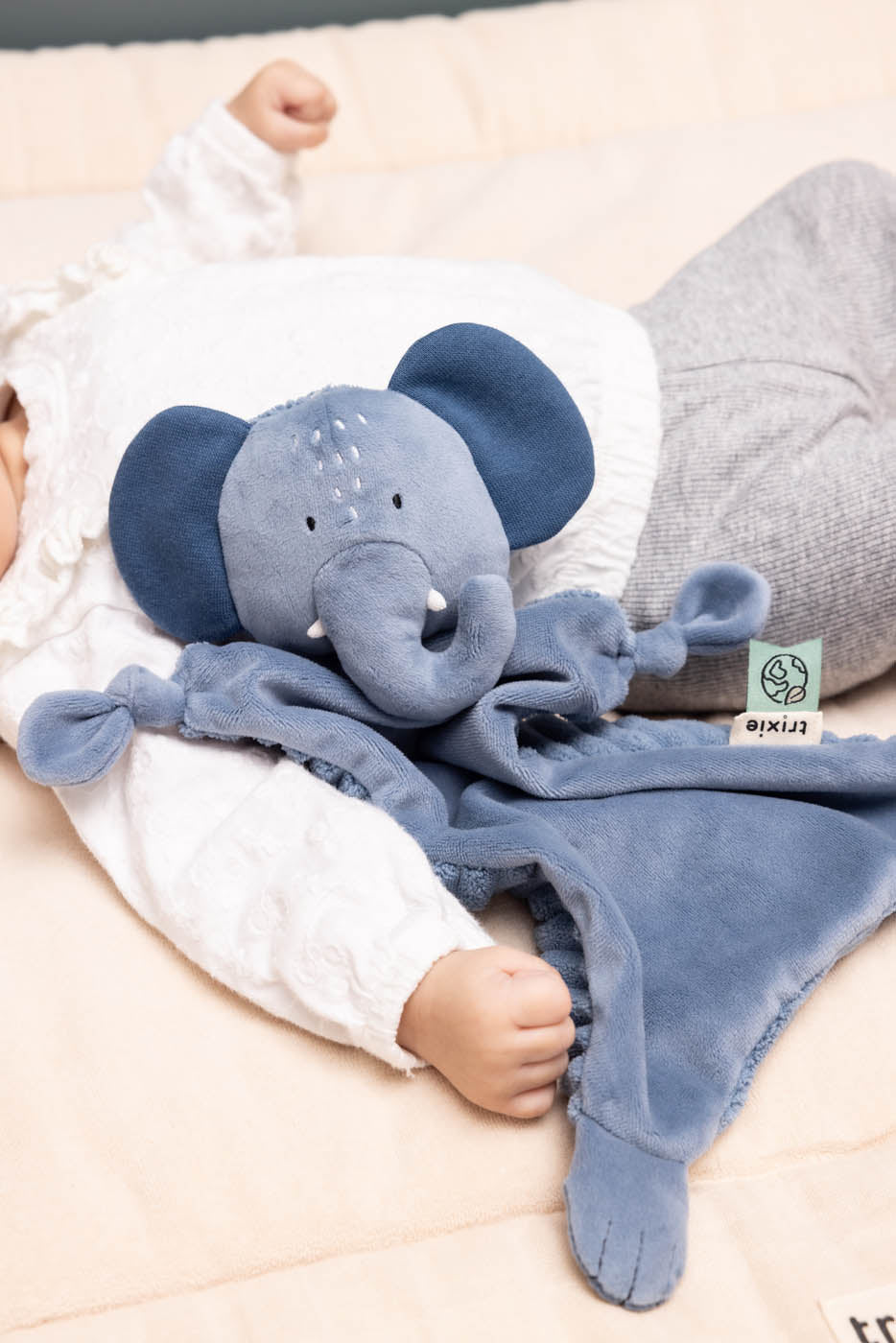 Trixie Baby Premiers jouets Doudou Mrs. Elephant attache-tétine
