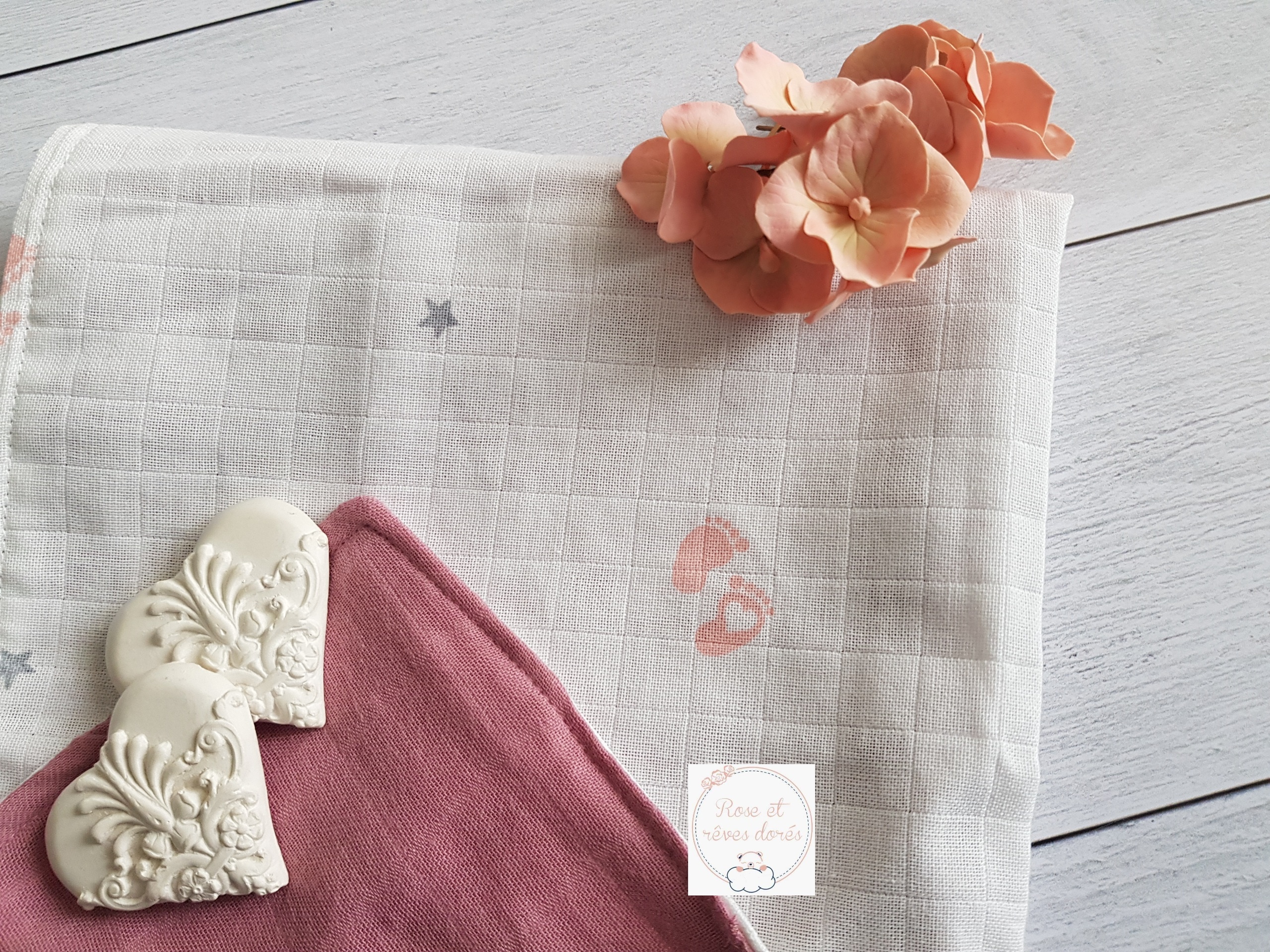 Rose et rêves dorés Créations sur-mesure Lange bébé personnalisé