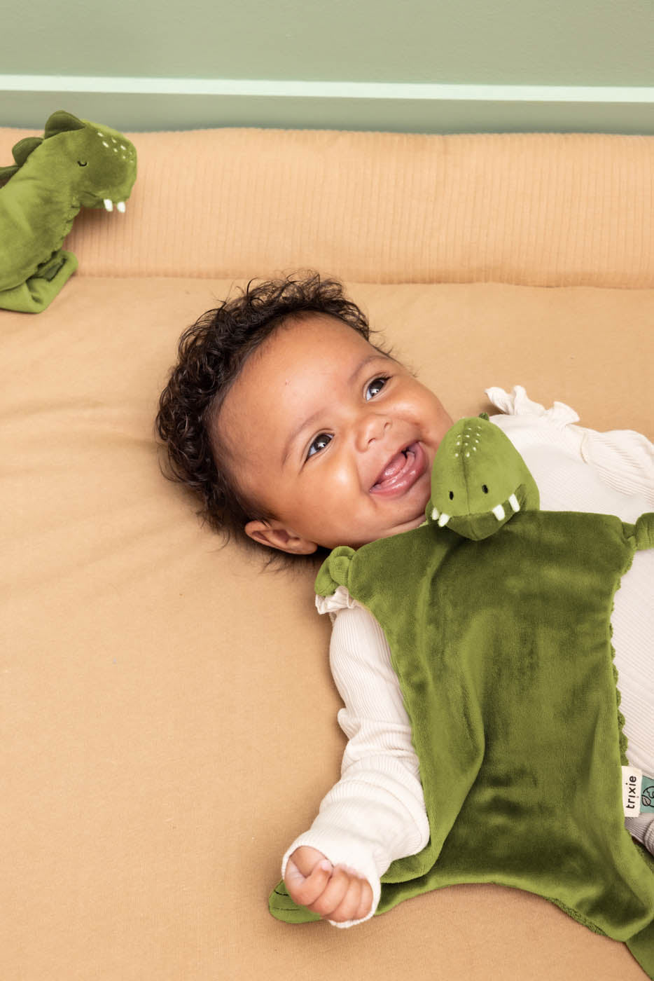 Trixie Baby Premiers jouets Doudou Mr. Dino avec attache tétine