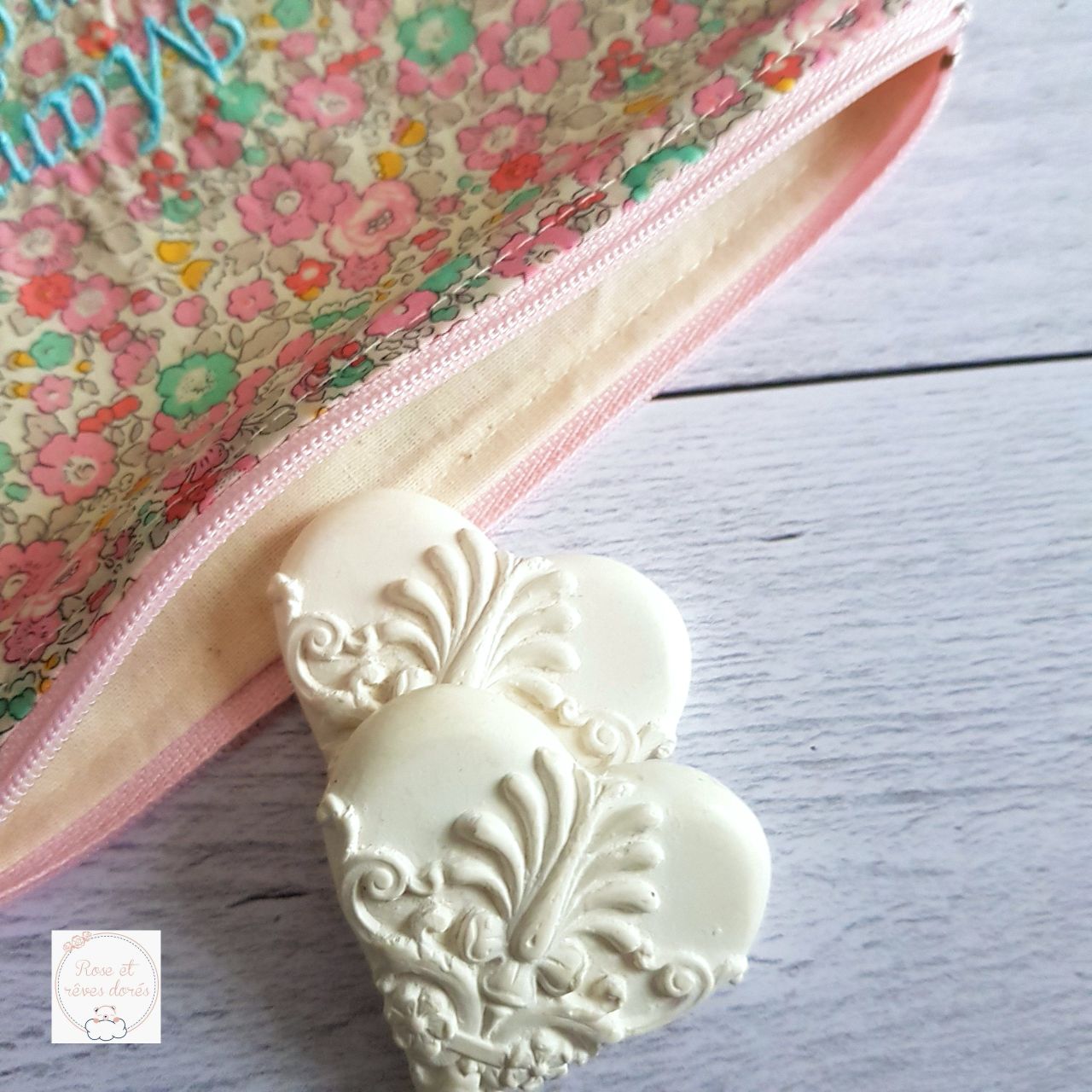 Rose et rêves dorés Pochette Liberty brodée Maman tendresse