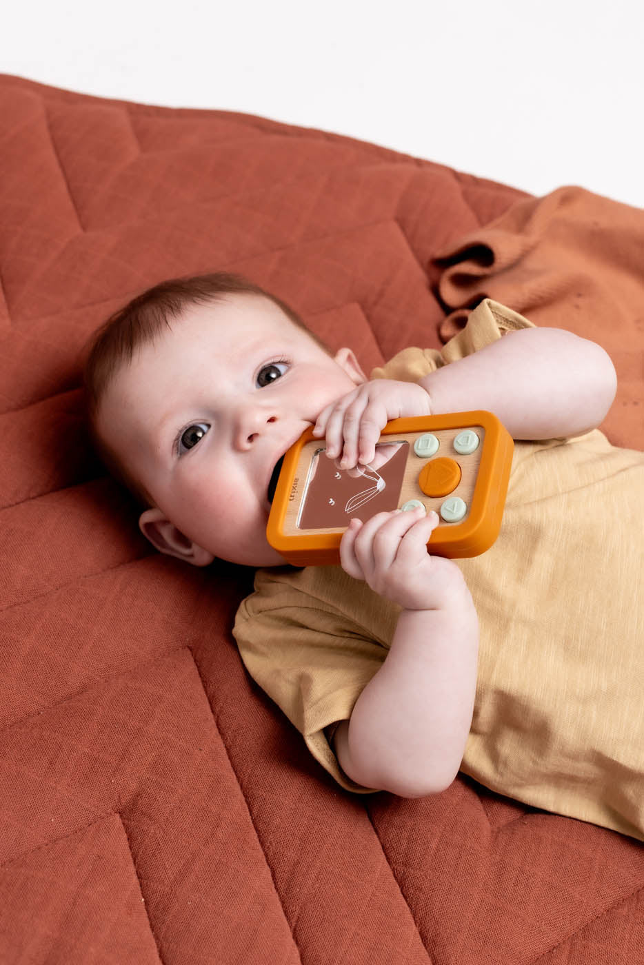 Trixie Baby Premiers jouets Mr. Fox téléphone bébé en bois et silicone