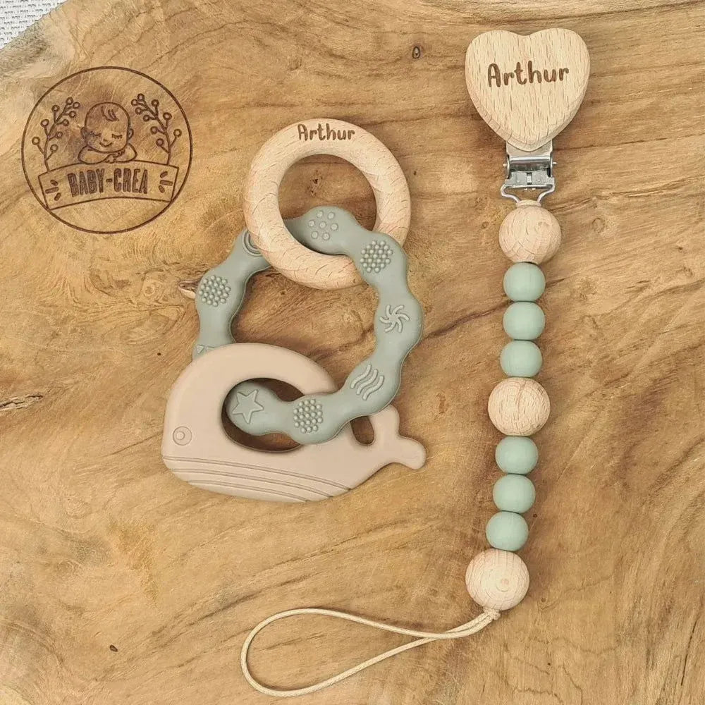 Baby-Crea Coffret naissance personnalisé attache tétine et anneau dauphin rouge tomette