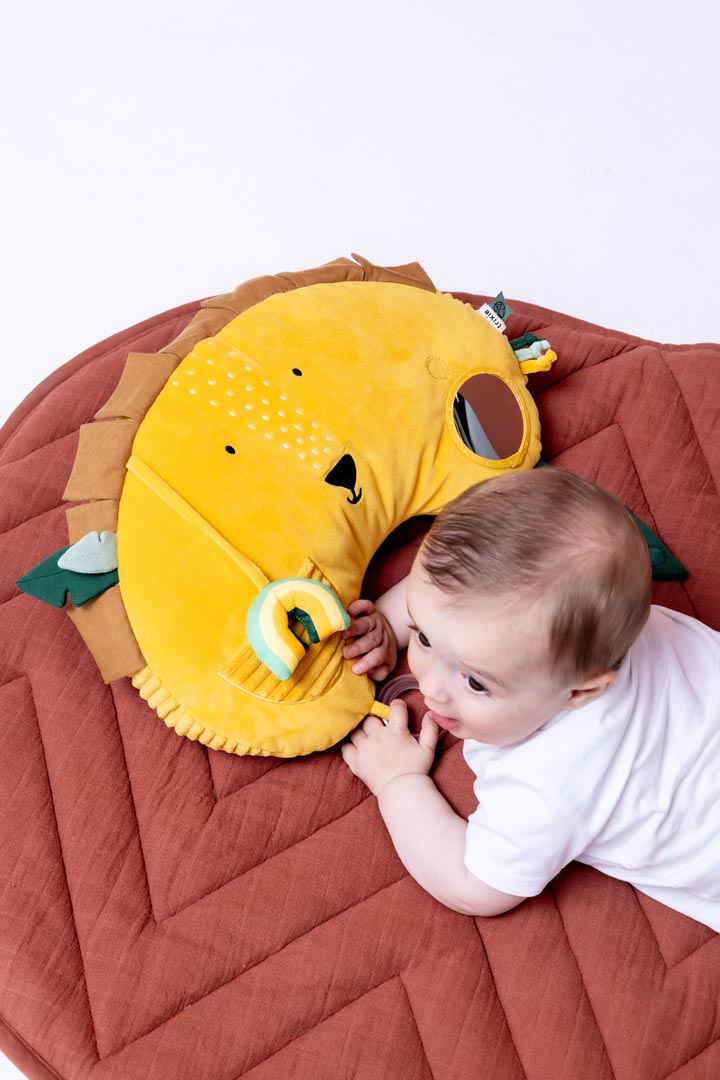 Trixie Baby Temps sur le ventre Coussin d'activités Mr. Lion sensoriel