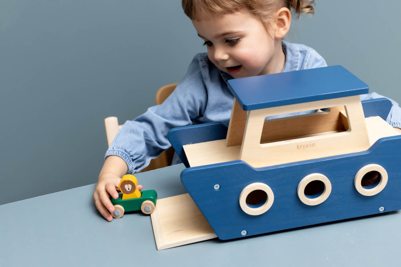 Trixie Baby Jouets à pousser et à tirer Ferry en bois jouet bateau avec rampes