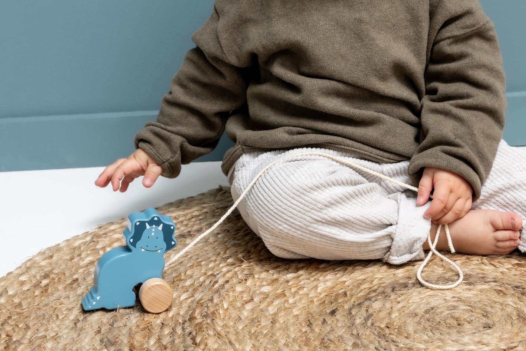 Trixie Baby Jouets à pousser et à tirer Petit jouet à tirer en bois Mr. Triceratops