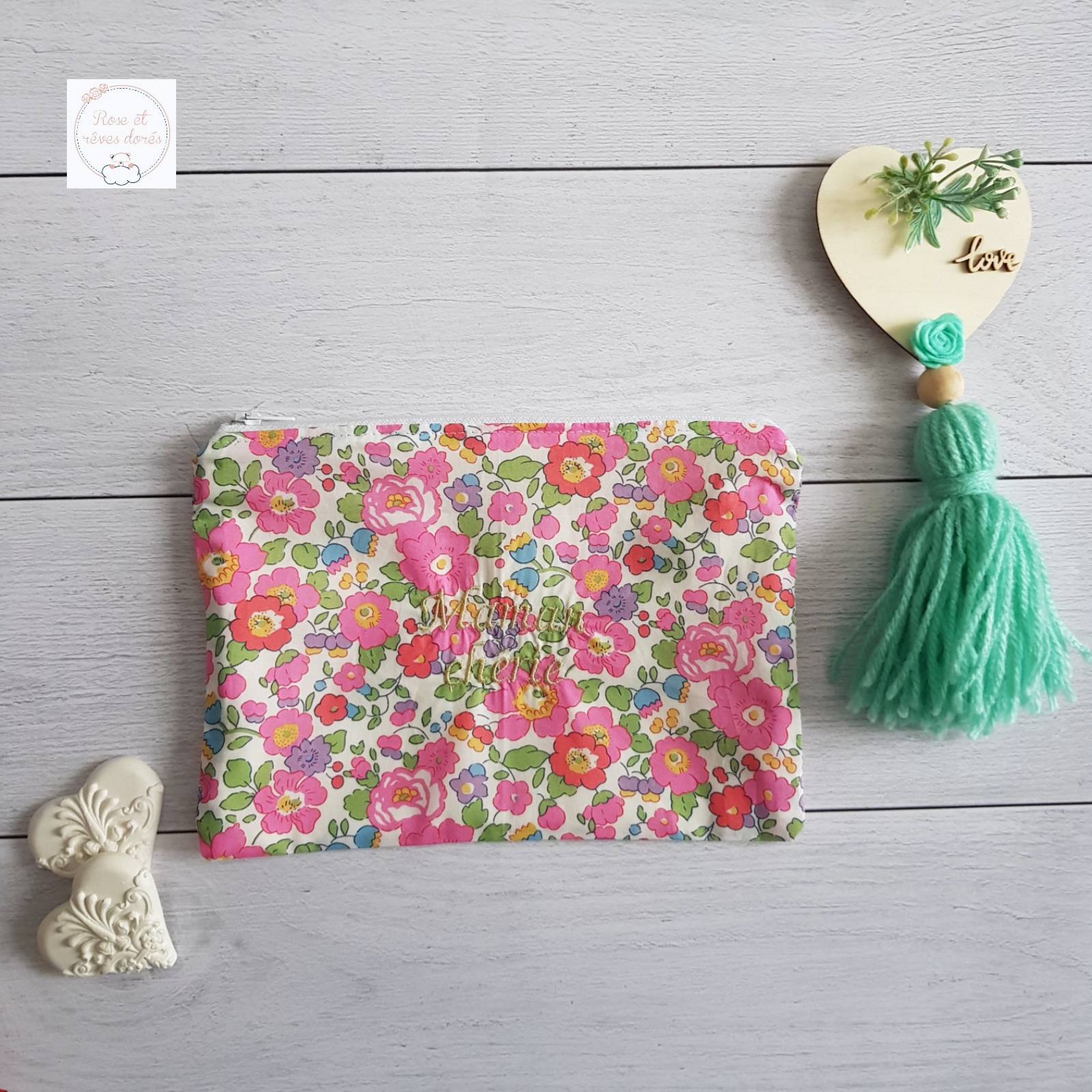Rose et rêves dorés Pochettes et trousses diverses Pochette Liberty brodée Maman chérie en coton