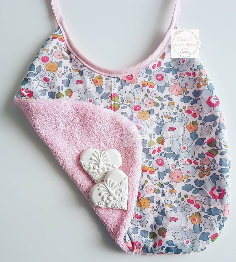 Rose et rêves dorés Créations sur-mesure Bavoir sur mesure personnalisé