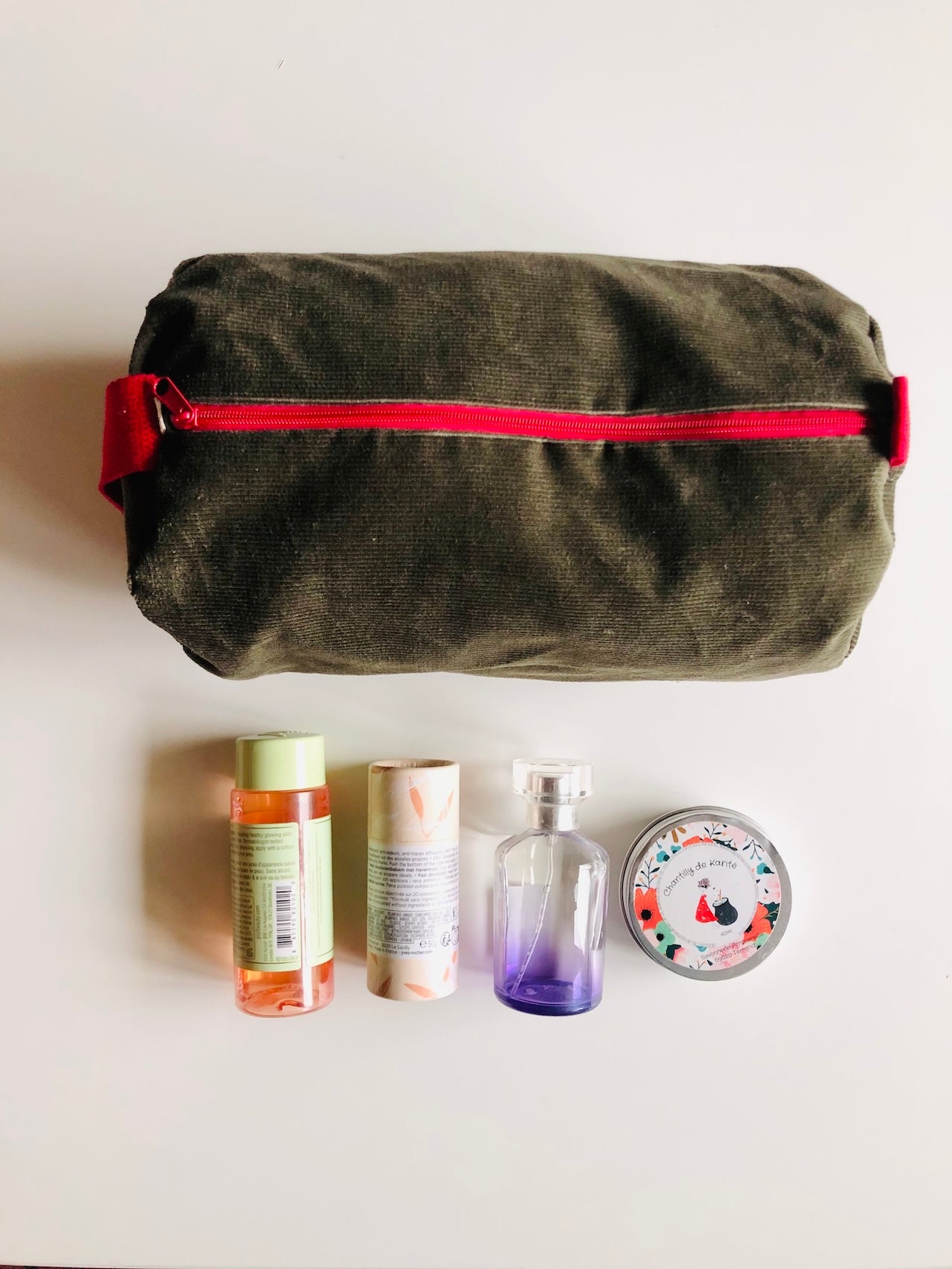 PIOLOU La Trousse de Toilette Trousse de toilette en velours kaki et rouge PM 20 x 12 cm