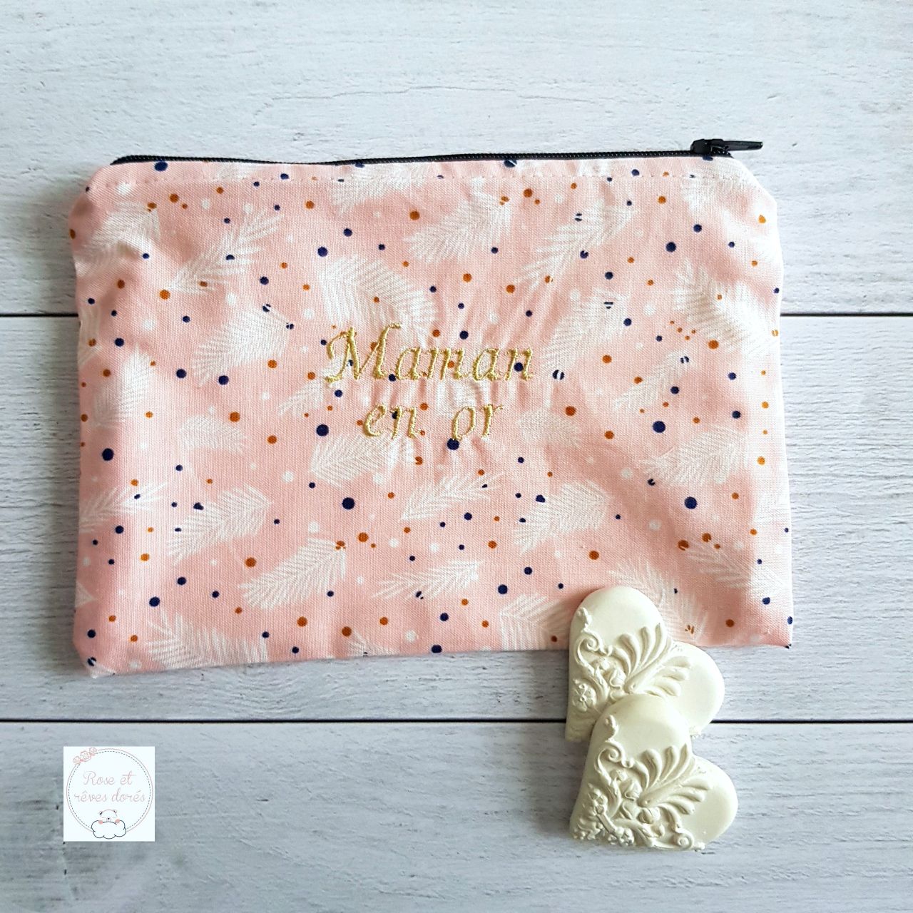Rose et rêves dorés Pochettes et trousses diverses Pochette brodée Maman en or