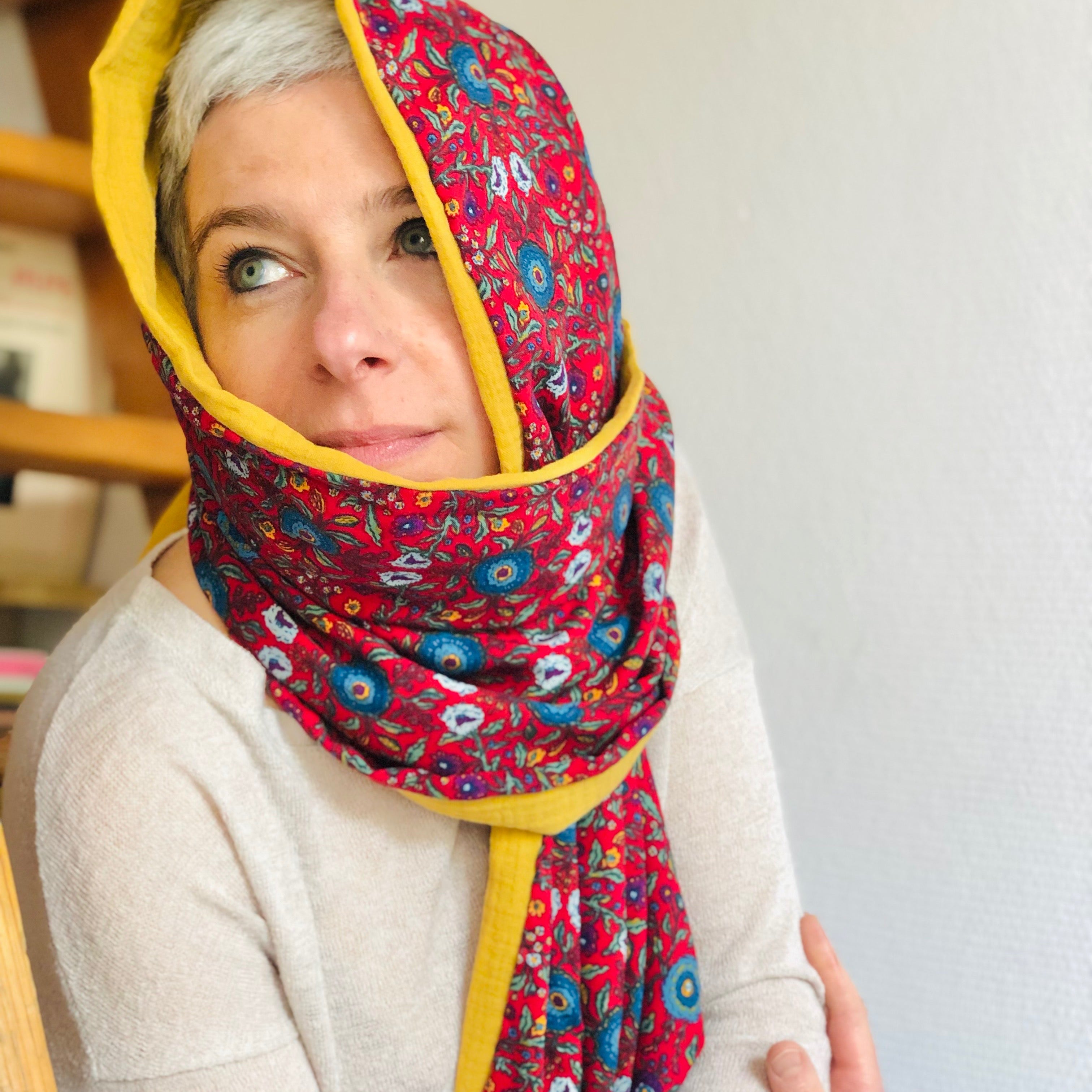 PIOLOU Le foulard foulard réversible jaune et rouge fleuri en gaze de coton