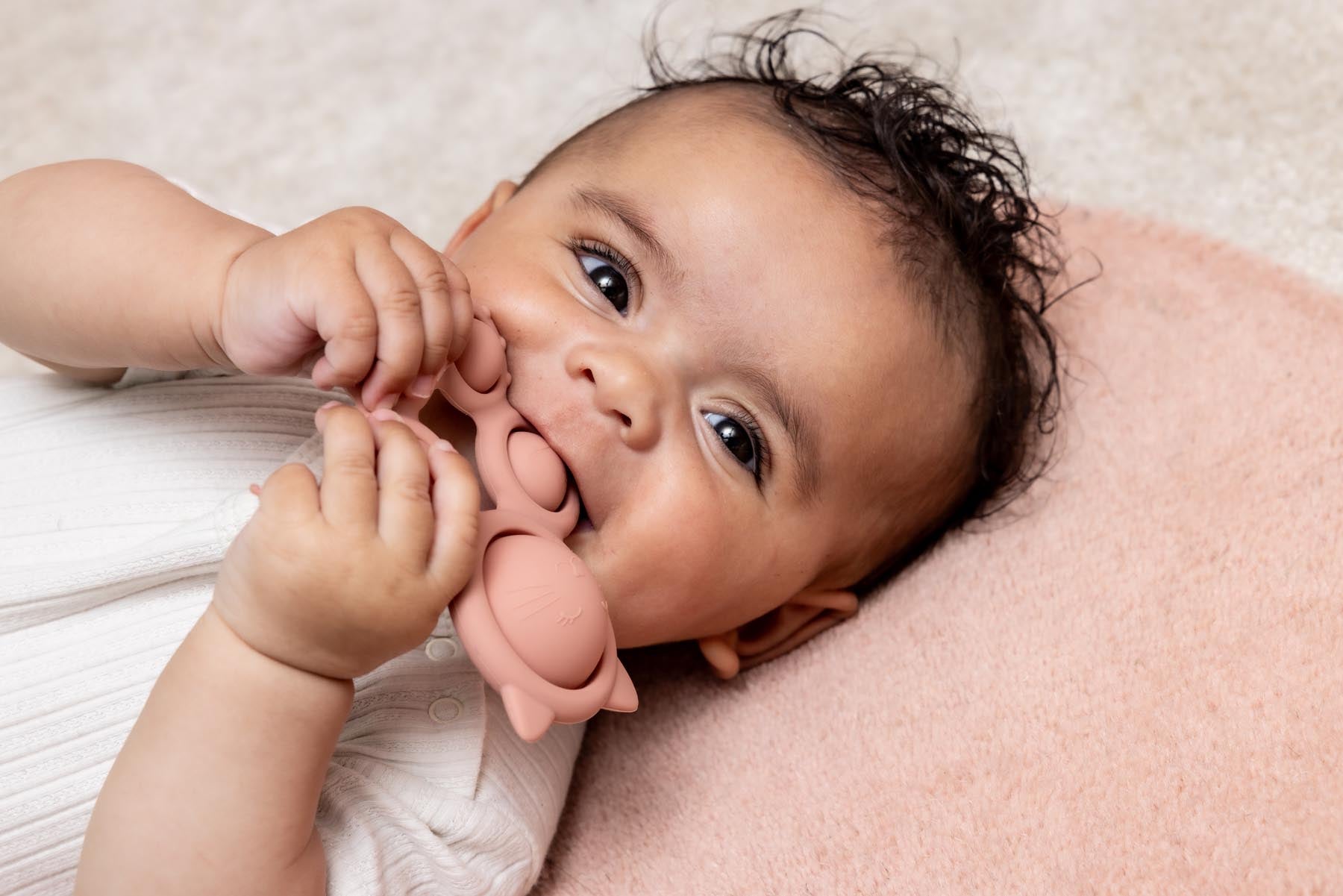Trixie Baby Jouets sensoriels Jouet pop-it en silicone Mrs. Cat alimentaire