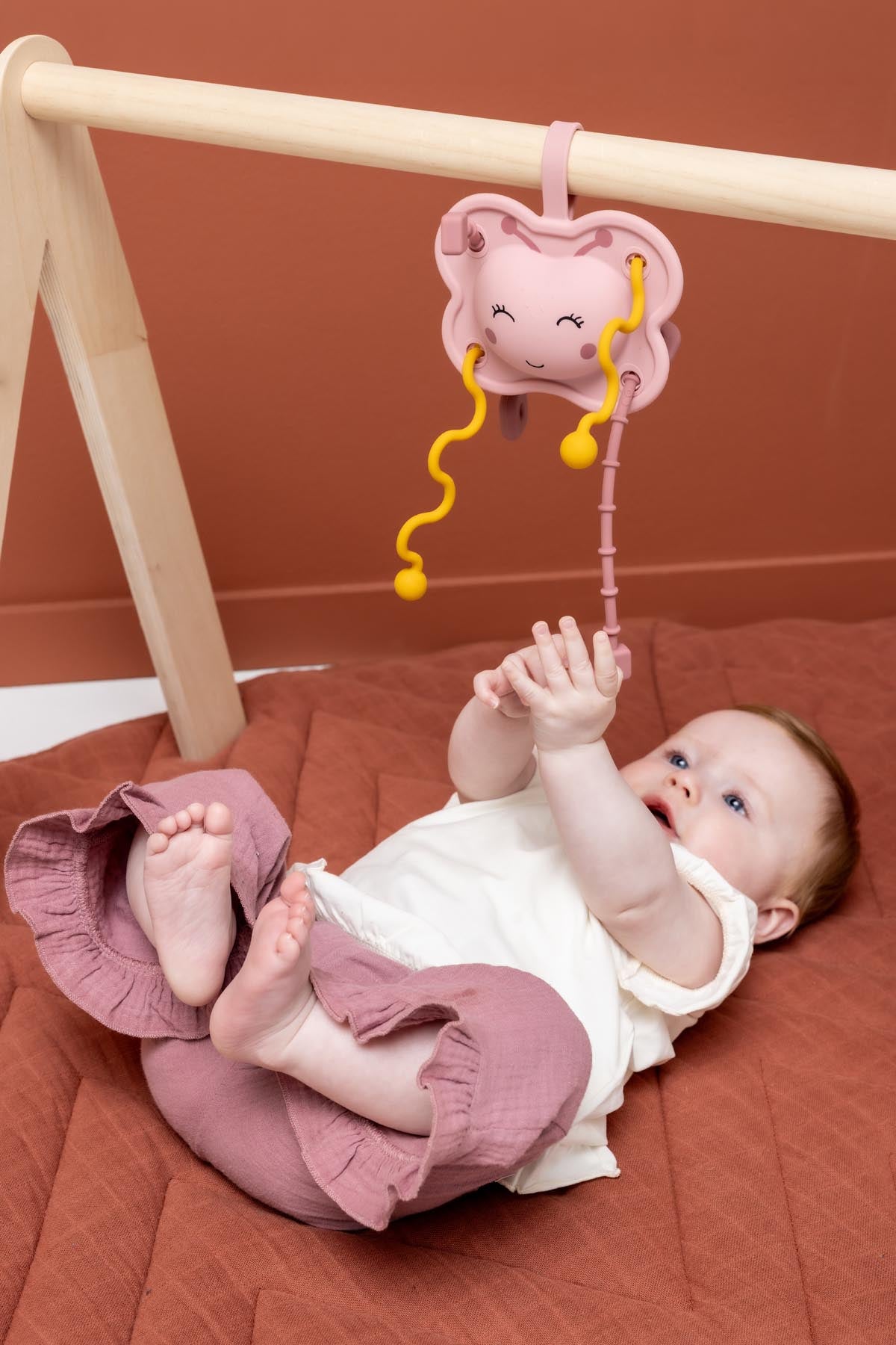 Trixie Baby Jouets sensoriels Jouet sensoriel à tirer en silicone Mrs. Butterfly à fixer