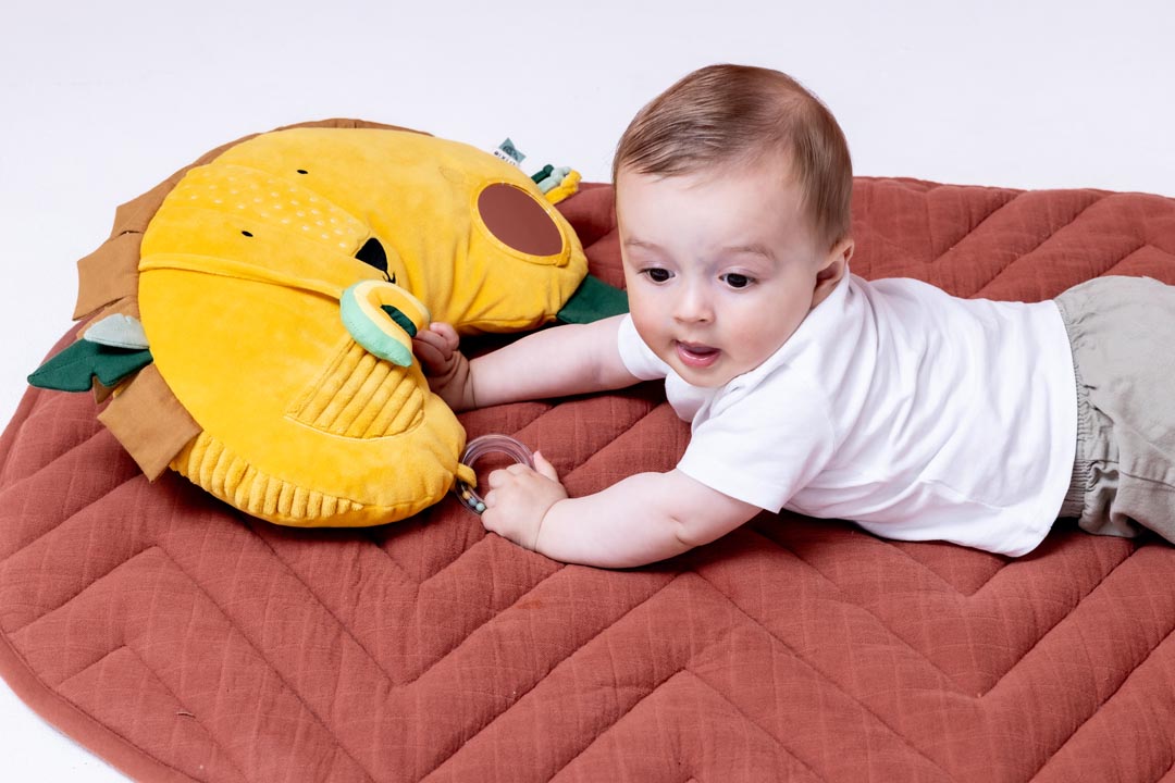 Trixie Baby Temps sur le ventre Coussin d'activités Mr. Lion sensoriel