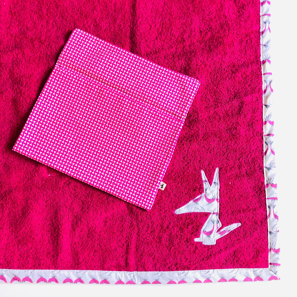 PIOLOU Le Tapis à langer nomade Tapis à langer rose crevettes 50 x 70 cm