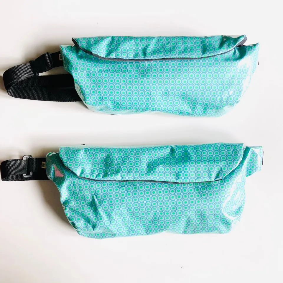 PIOLOU Le Sac Banane PM sac banane vert d’eau enduit